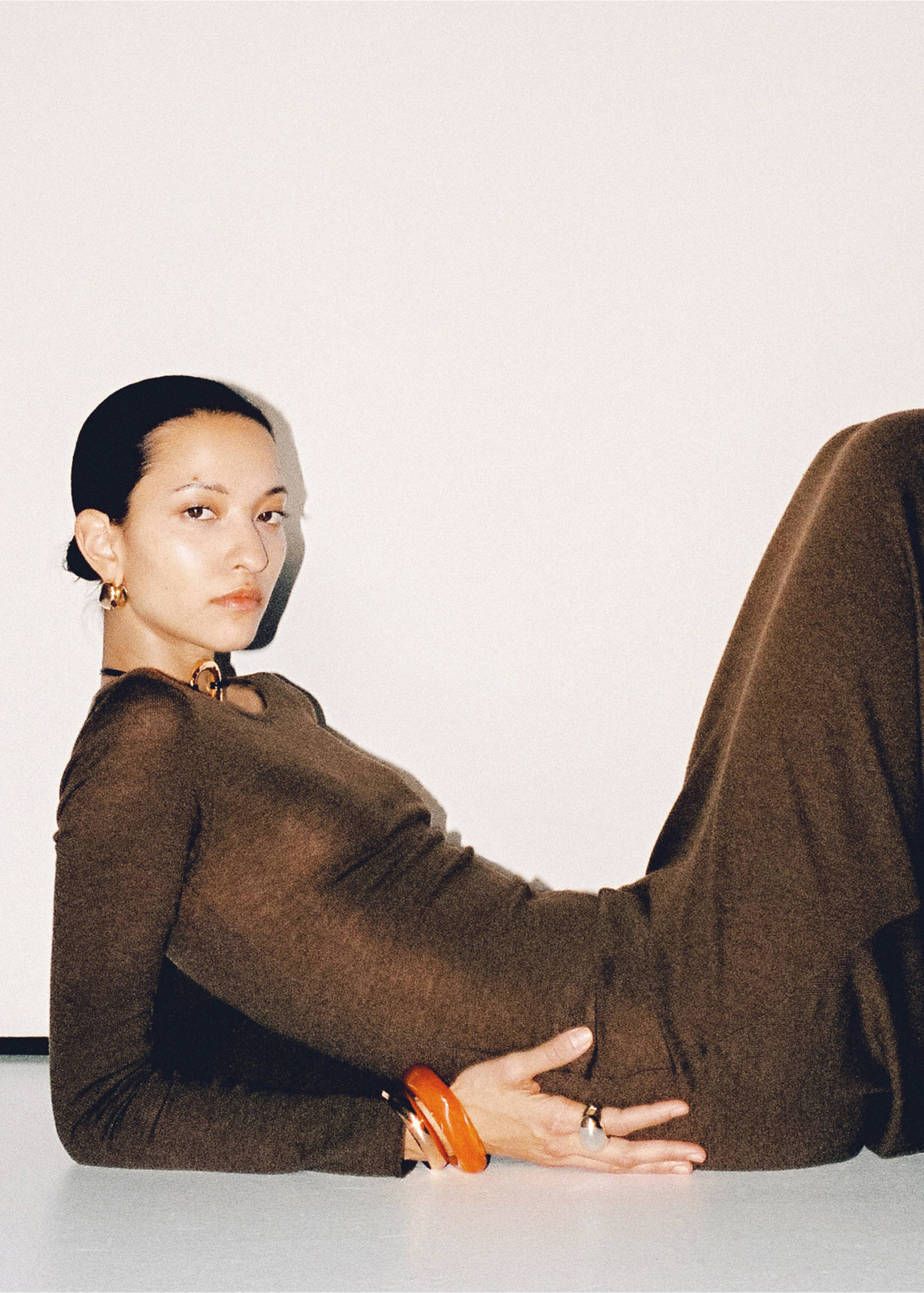 Asymmetrical low-knit dress - Details of the article 3, Caramel. Ref: 87034072-00.