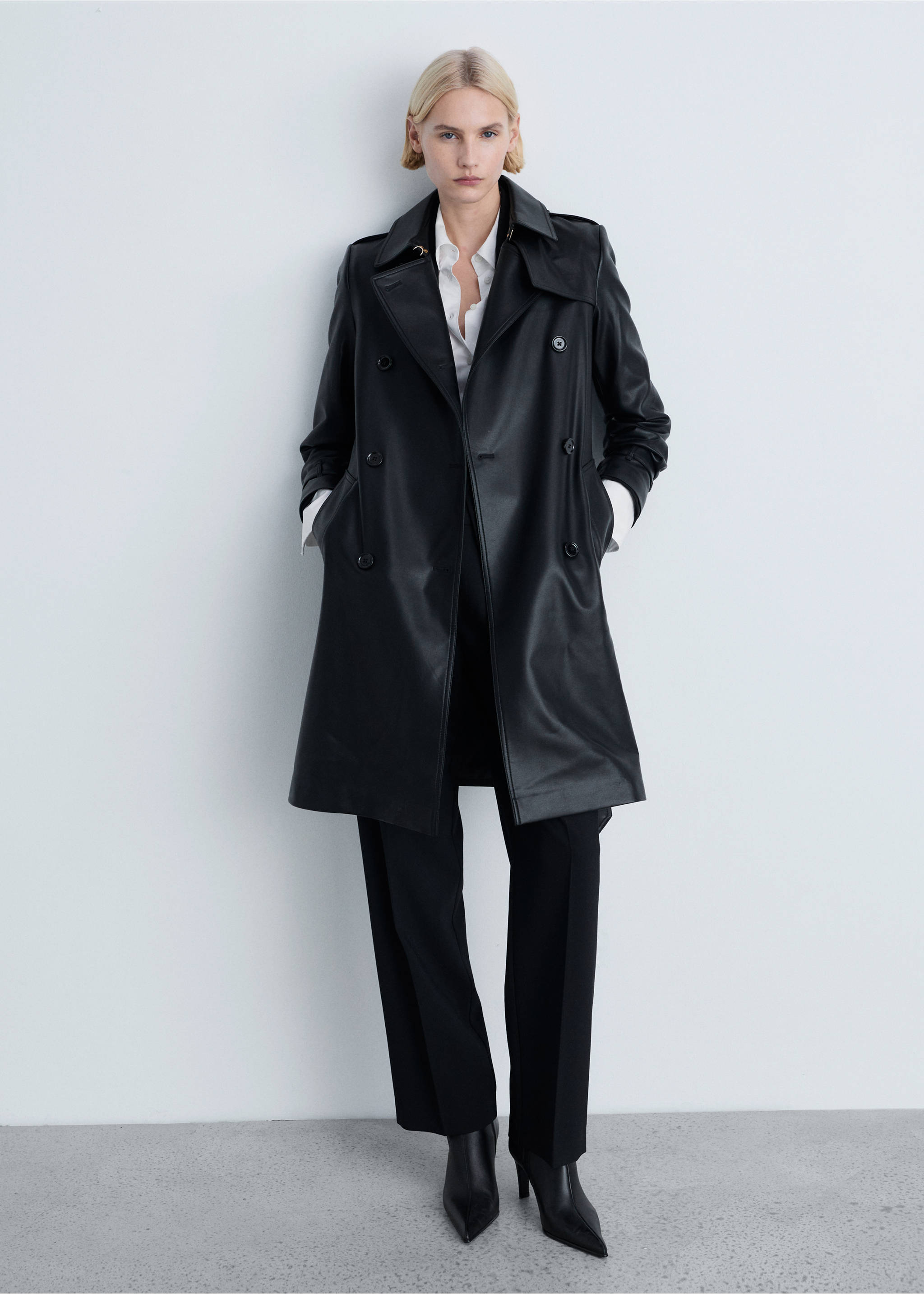 Trenchcoat mit Ledereffekt - Allgemeine Ansicht, Schwarz. Ref: 87034077-00.
