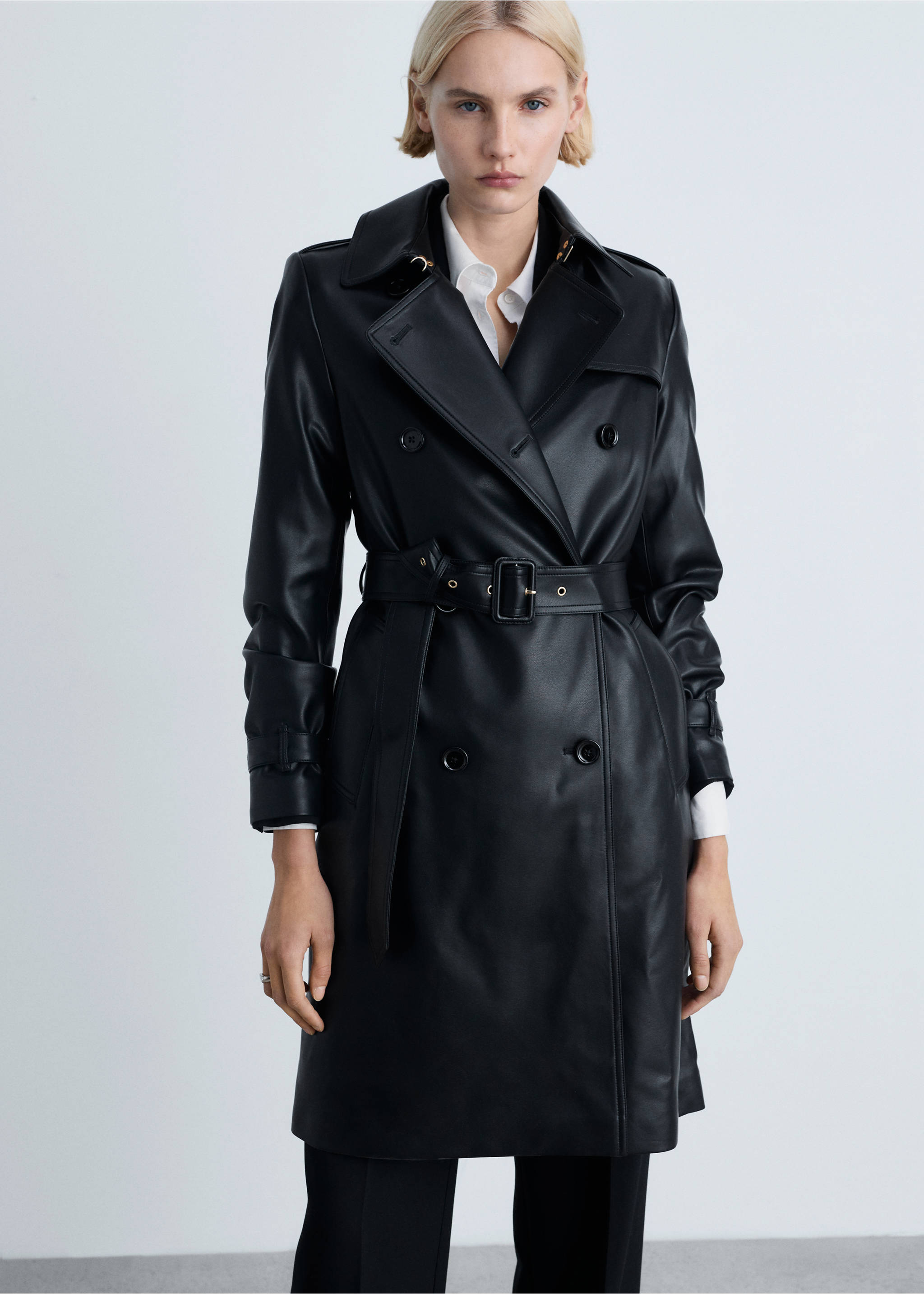 Trenchcoat mit Ledereffekt - Mittlere Ansicht, Schwarz. Ref: 87034077-00.