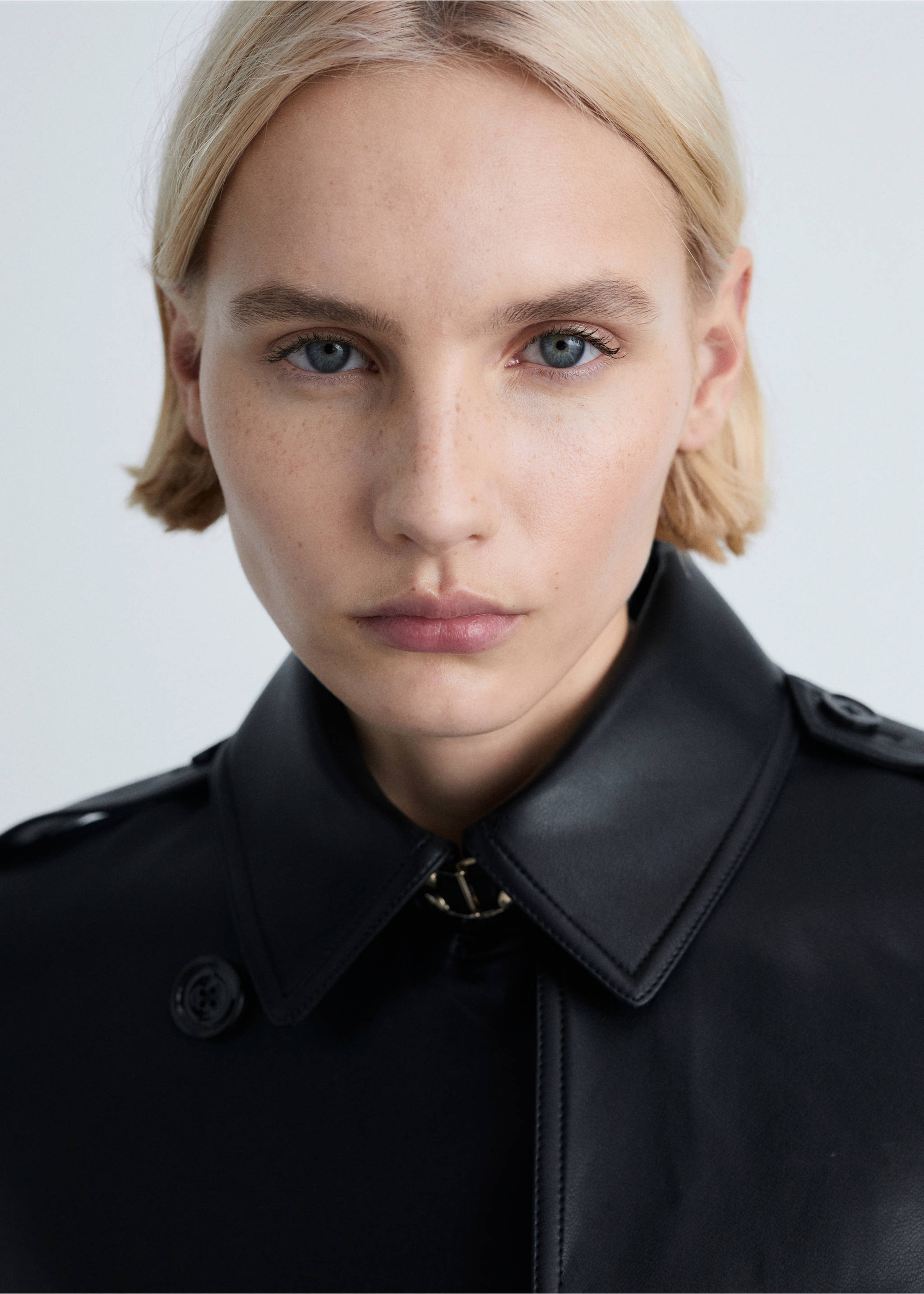 Trenchcoat mit Ledereffekt - Detail des Artikels 1, Schwarz. Ref: 87034077-00.