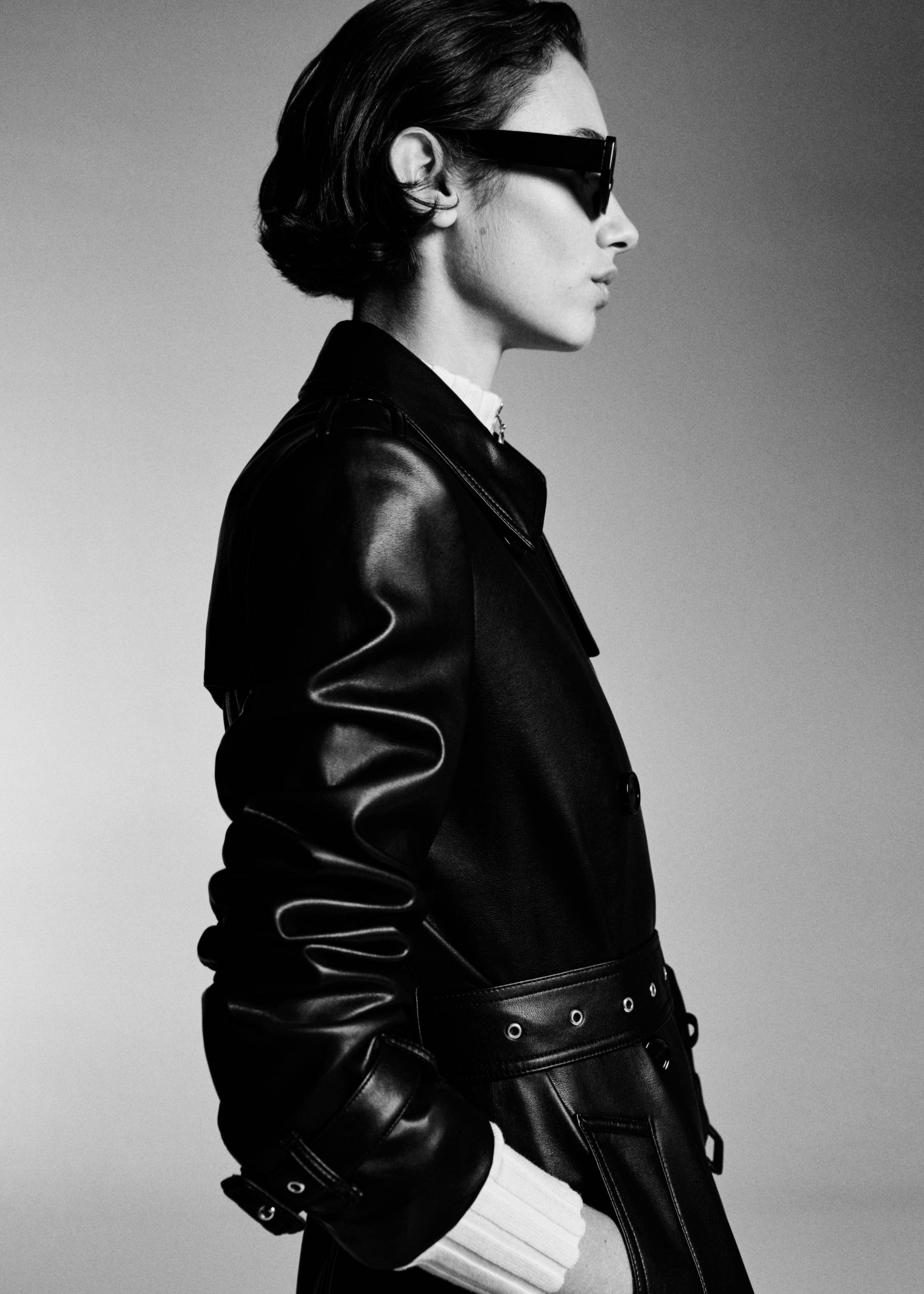 Trenchcoat mit Ledereffekt - Detail des Artikels 7, Schwarz. Ref: 87034077-00.