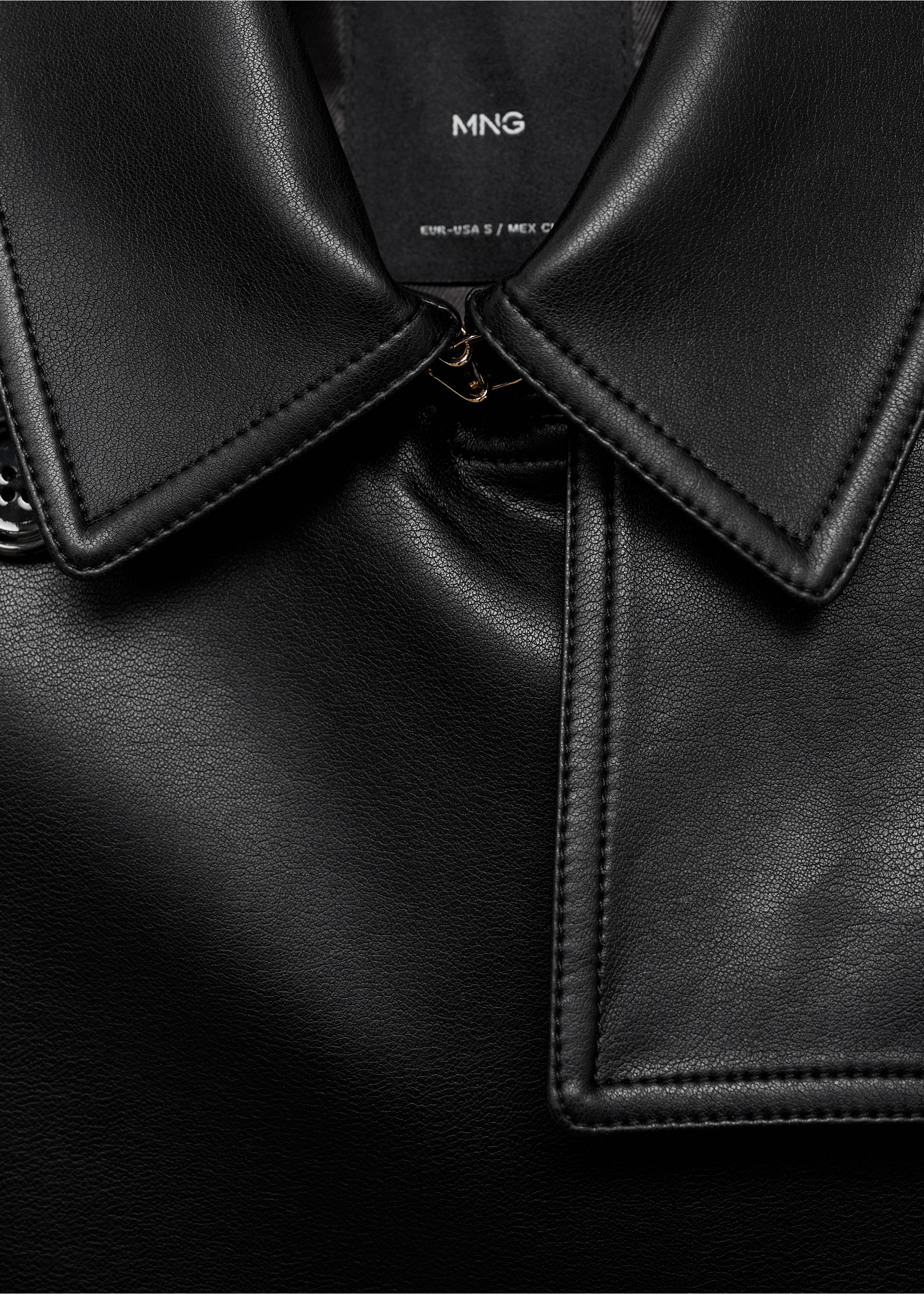 Trenchcoat mit Ledereffekt - Detail des Artikels 0, Schwarz. Ref: 87034077-00.