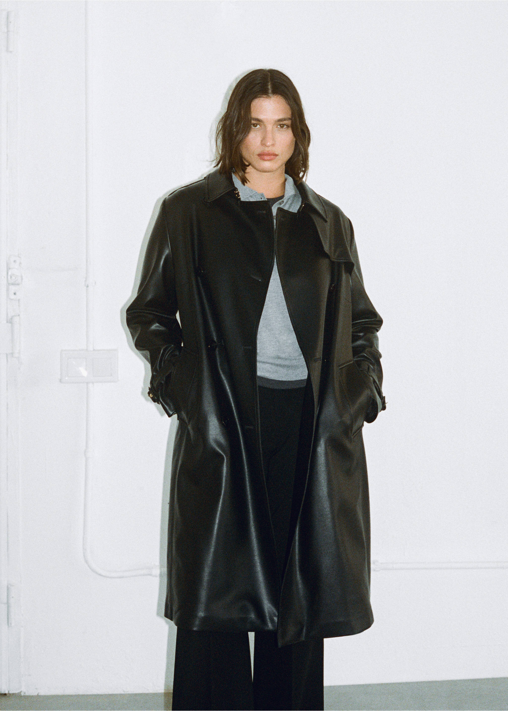 Trenchcoat mit Ledereffekt - Detail des Artikels 9, Schwarz. Ref: 87034077-00.