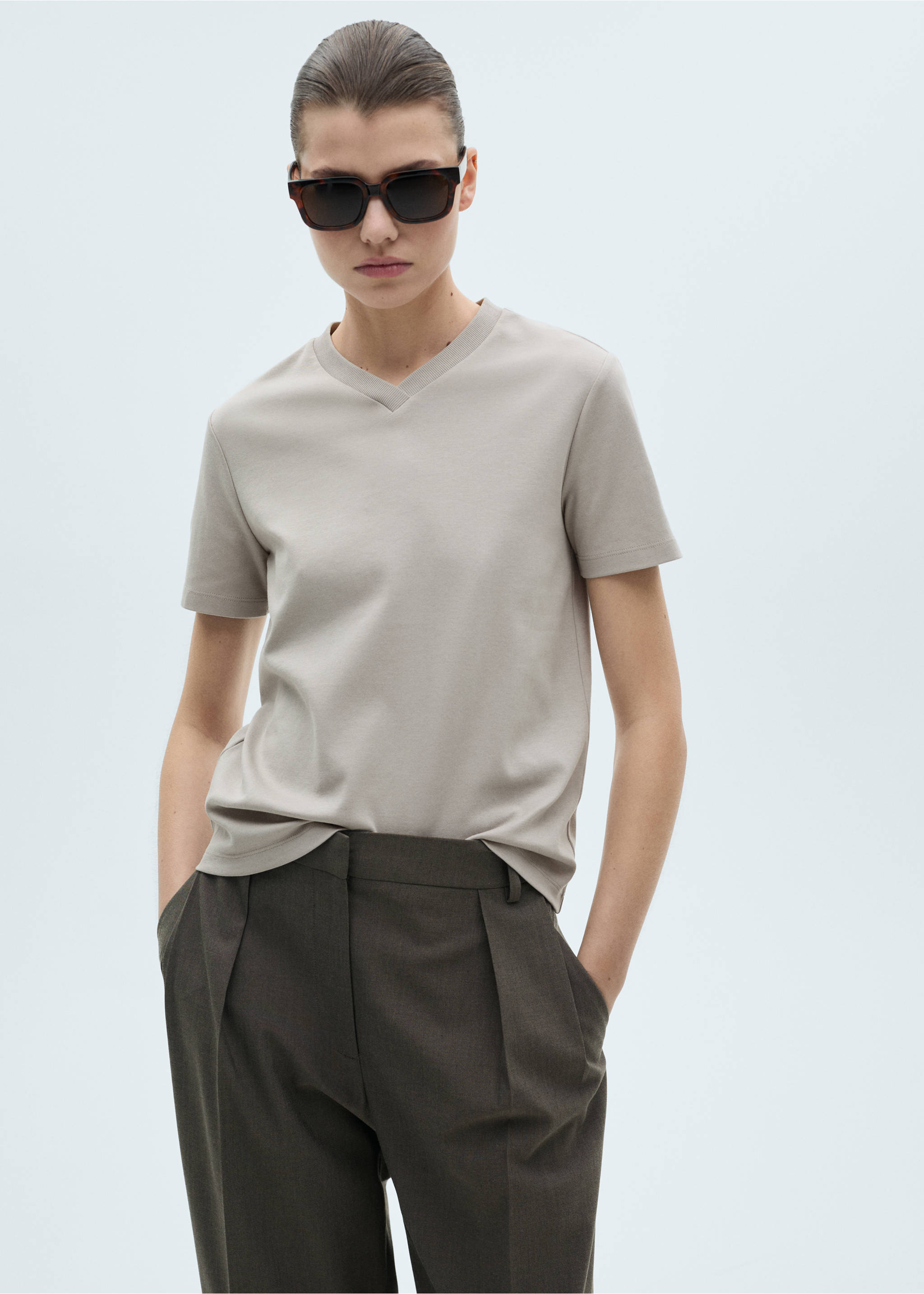 Baumwoll-T-Shirt, V-Ausschnitt - Mittlere Ansicht, Mittelbraun. Ref: 87034079-00.