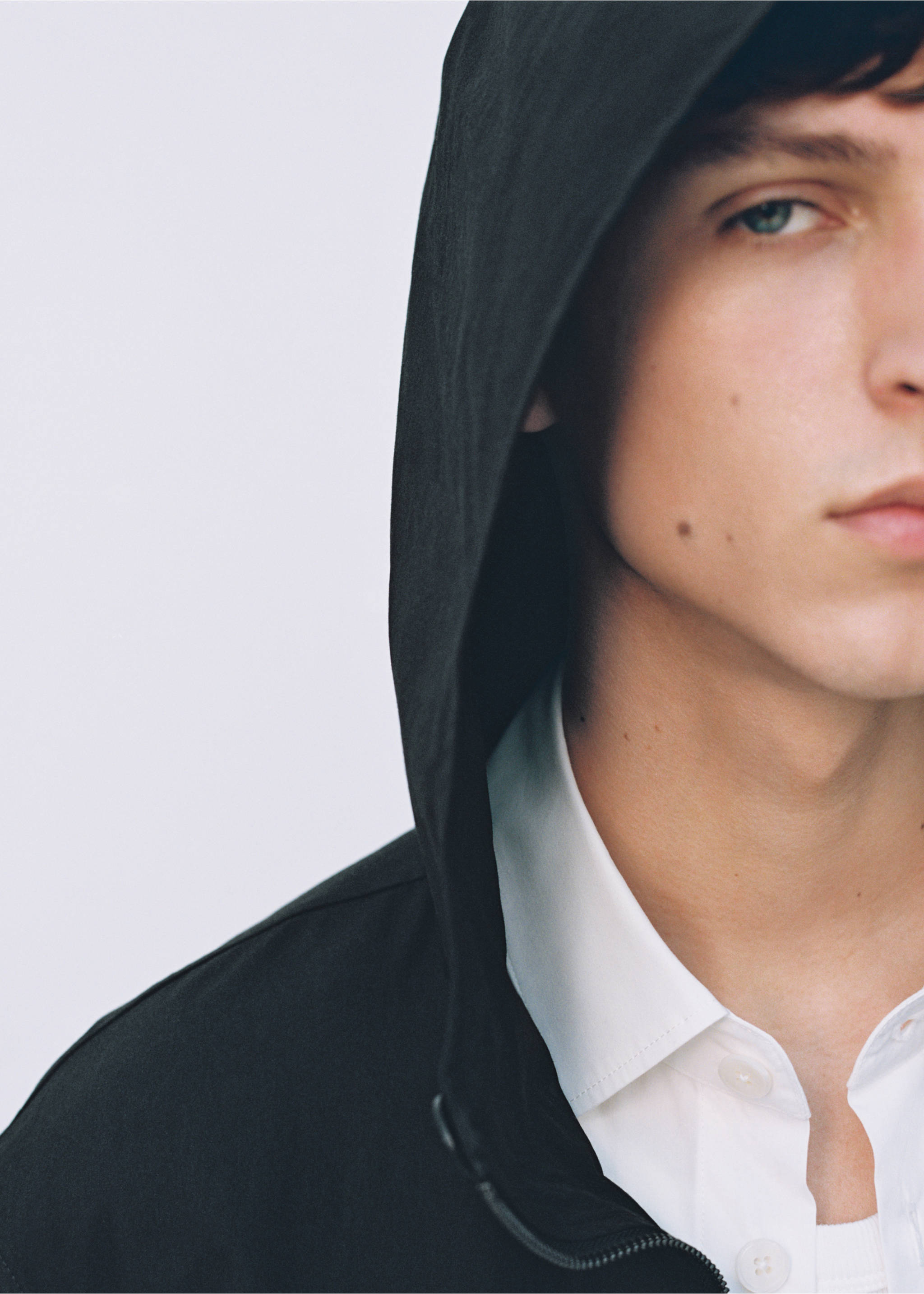 Trenchcoat mit Gürtel und Kapuze - Detail des Artikels 5, Schwarz. Ref: 87034392-00.