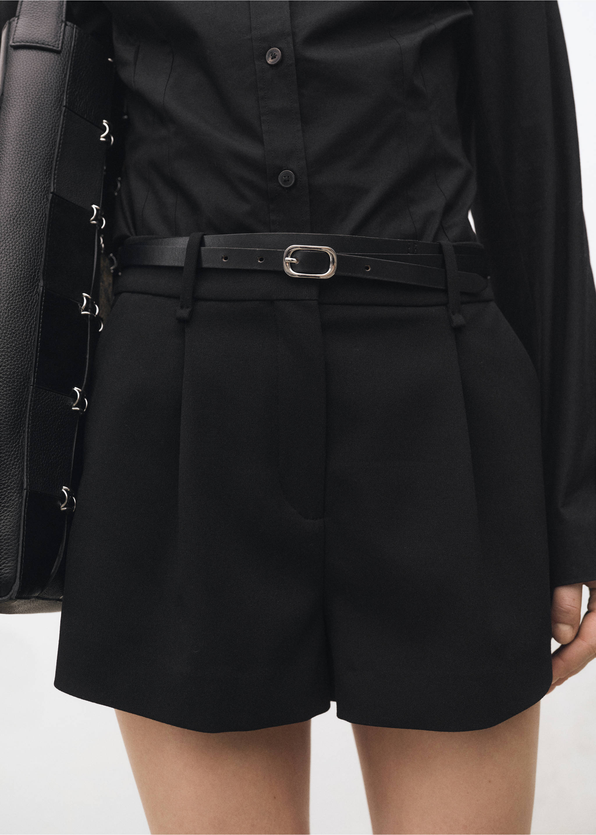 Suit shorts with pleat detail - Details of the article 6, Black. Ref: 87034420-00.