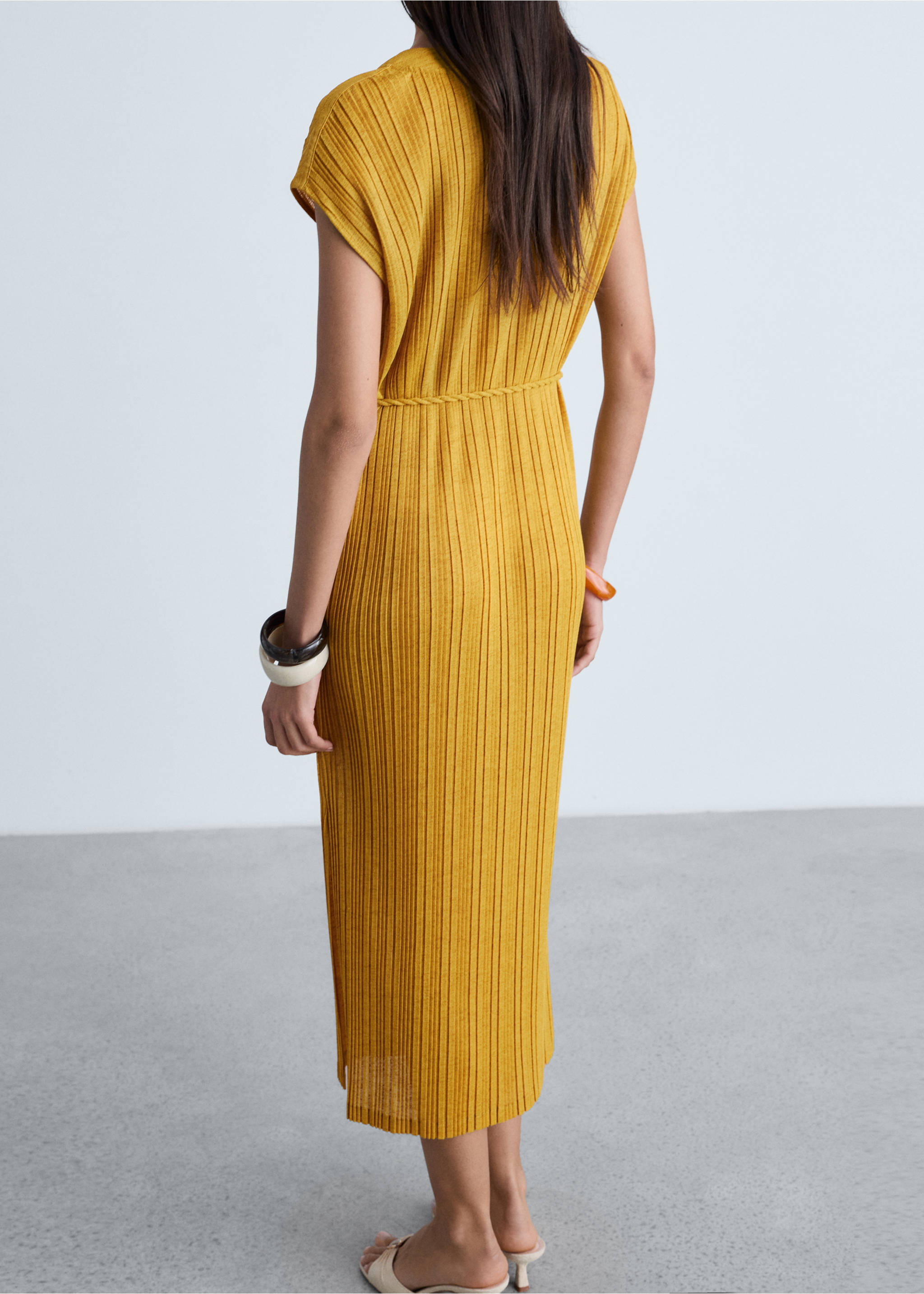 Vestido plissado cinto - Verso do artigo, Mostarda. Ref: 87034777-00.