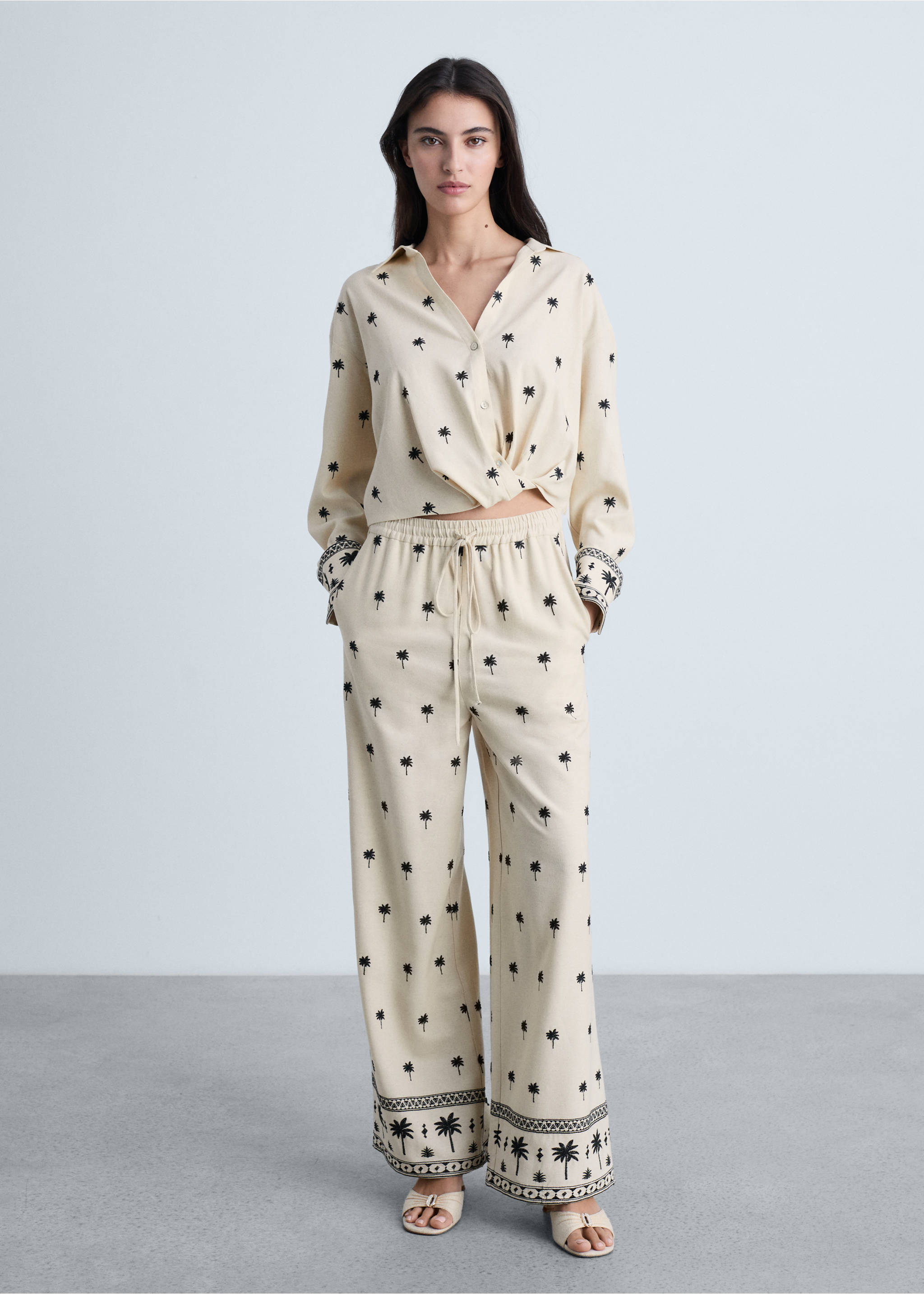 Pantalon droit brodé - Plan général, Beige. Ref: 87034779-00.