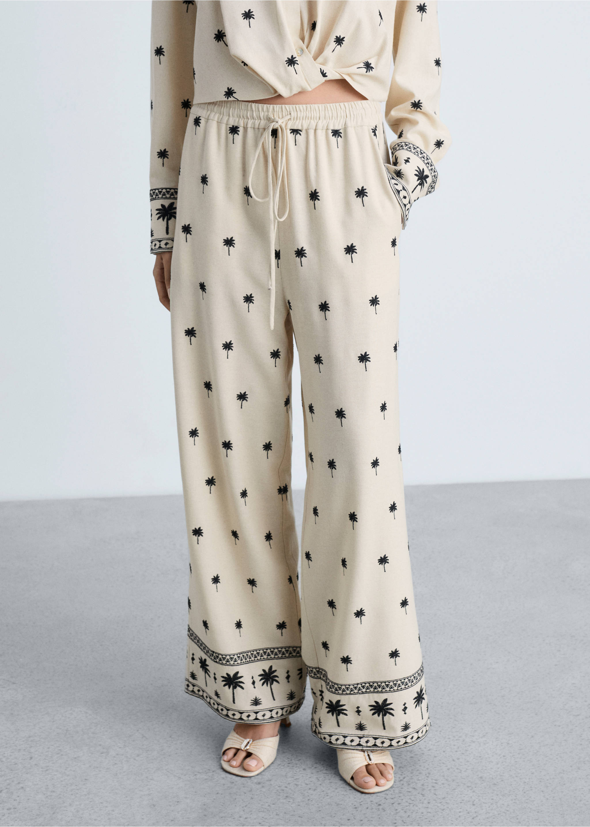 Pantalon droit brodé - Plan moyen, Beige. Ref: 87034779-00.