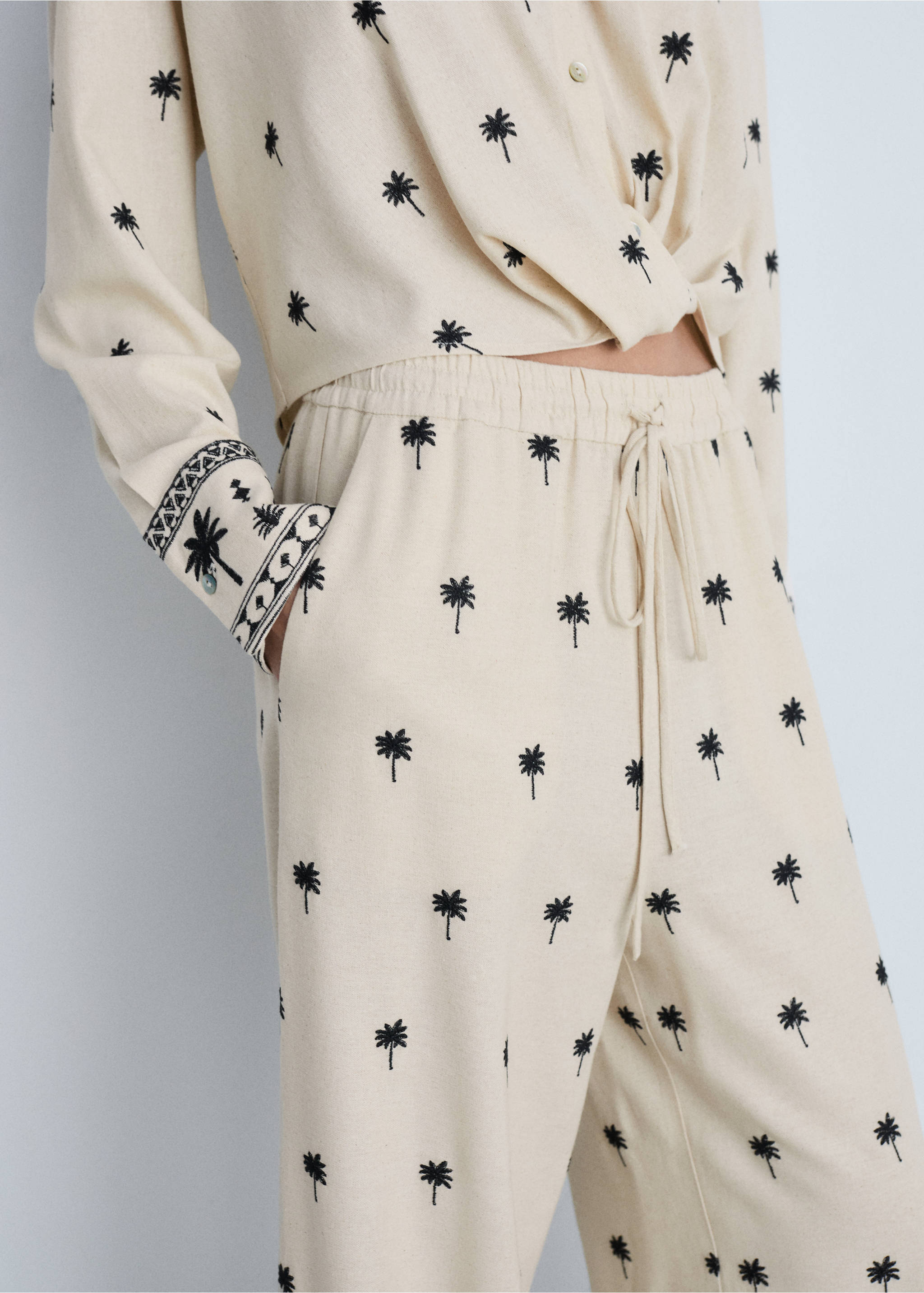 Pantalon droit brodé - Détail de l'article 6, Beige. Ref: 87034779-00.