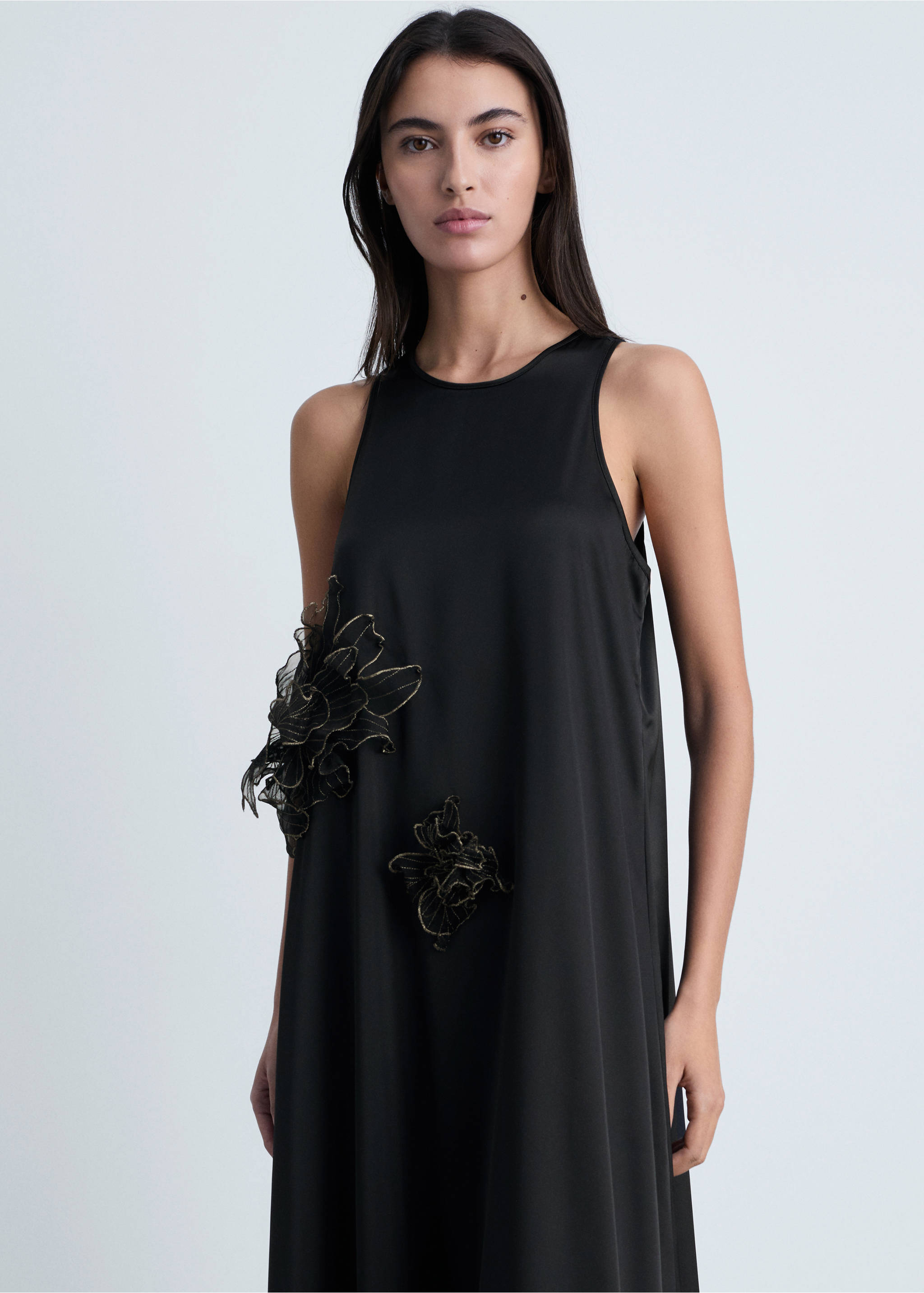 Robe satinée maxi-fleur - Plan moyen, Noir. Ref: 87034798-00.