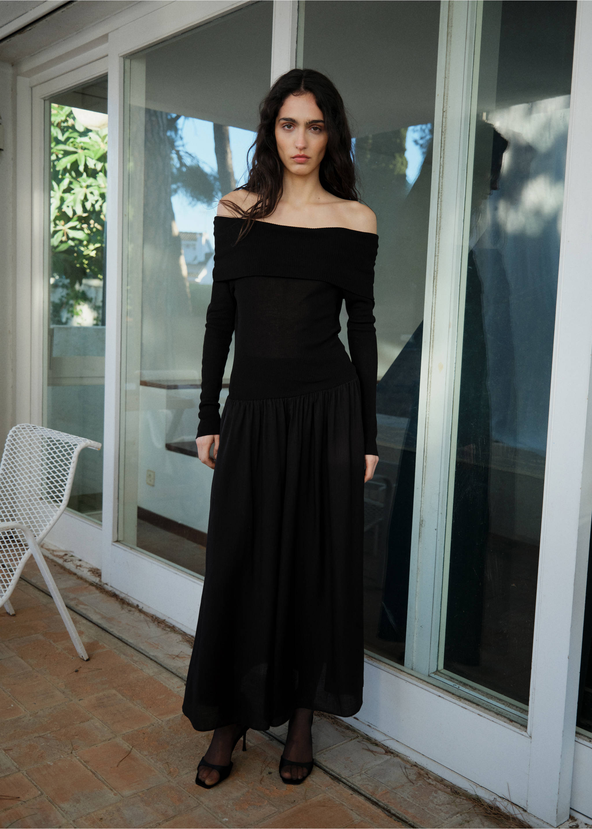 Schulterfreies Kleid aus kombiniertem Stoff - Allgemeine Ansicht, Schwarz. Ref: 87034802-00.