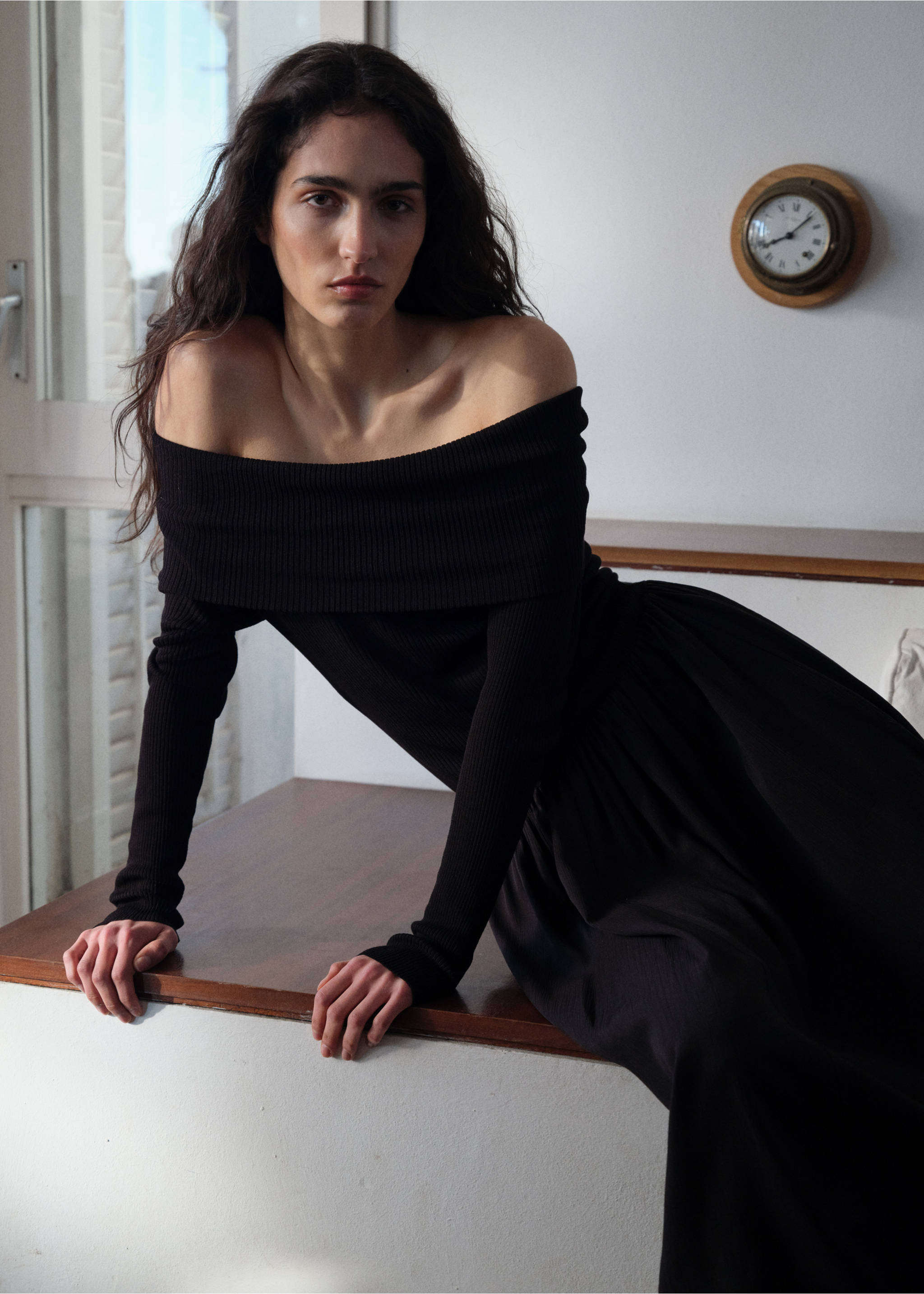 Schulterfreies Kleid aus kombiniertem Stoff - Mittlere Ansicht, Schwarz. Ref: 87034802-00.
