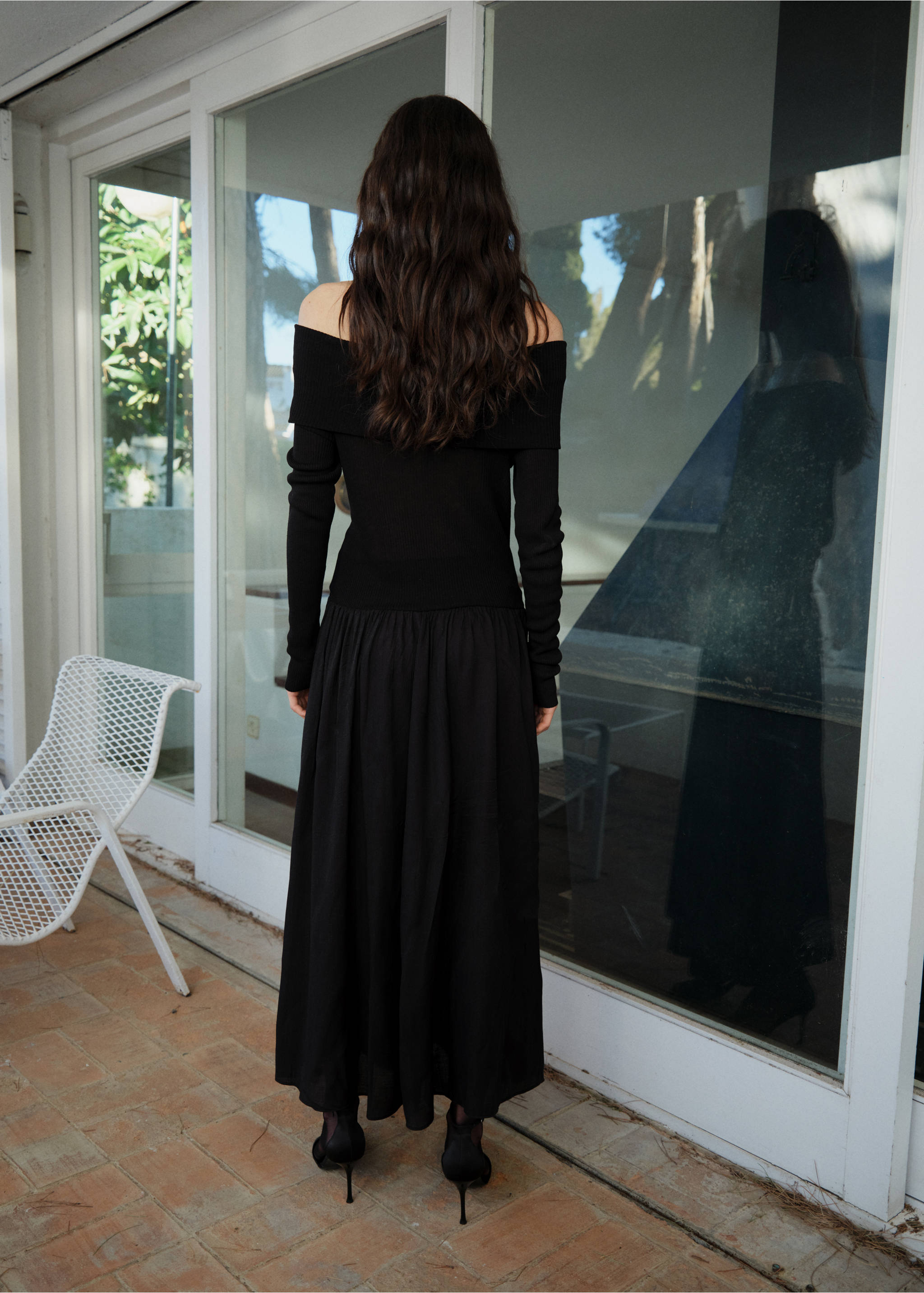 Schulterfreies Kleid aus kombiniertem Stoff - Rückseite des Artikels, Schwarz. Ref: 87034802-00.