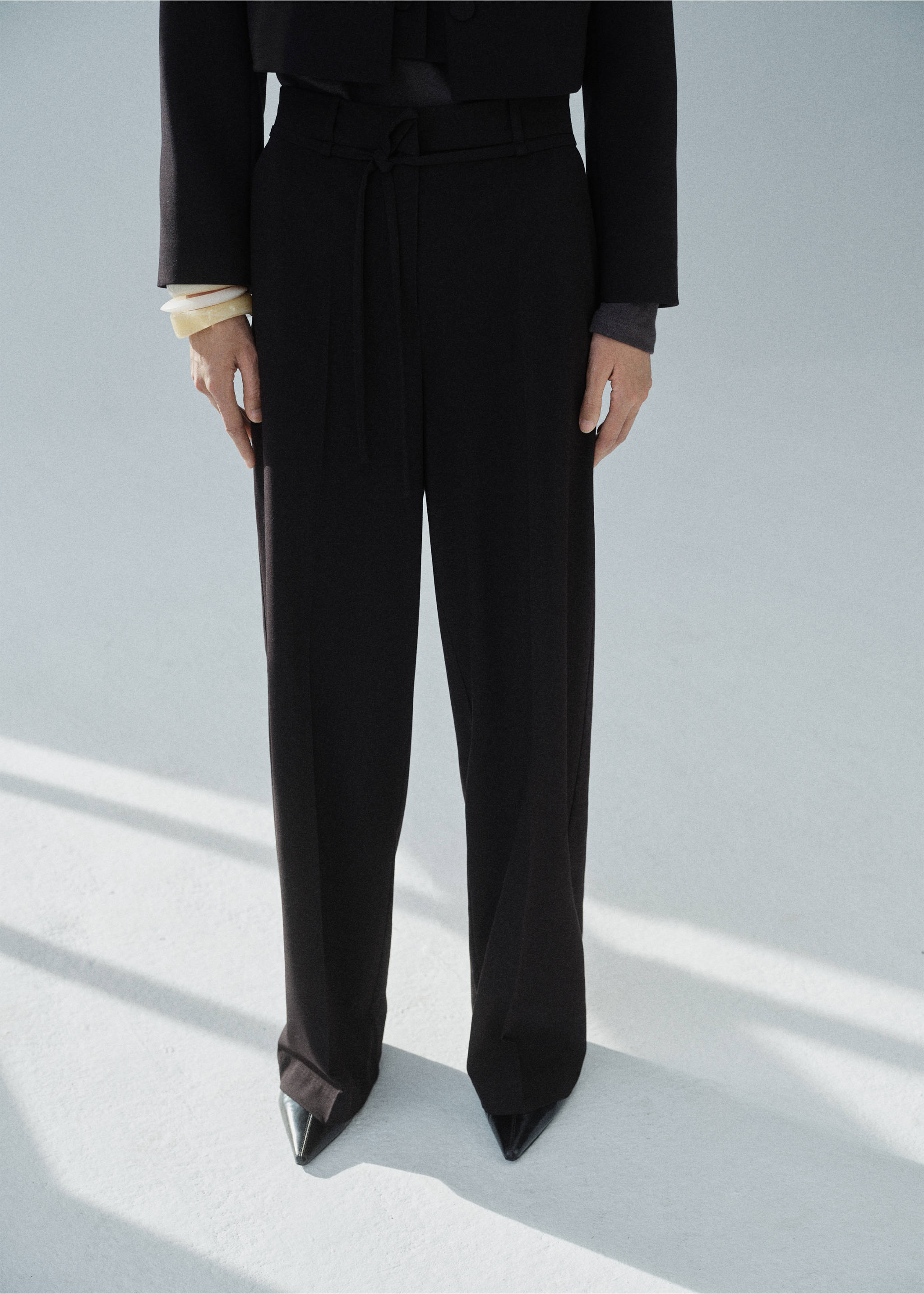 Straight suit trousers with bow - Medium plane, Black. Ref: 87034803-00.