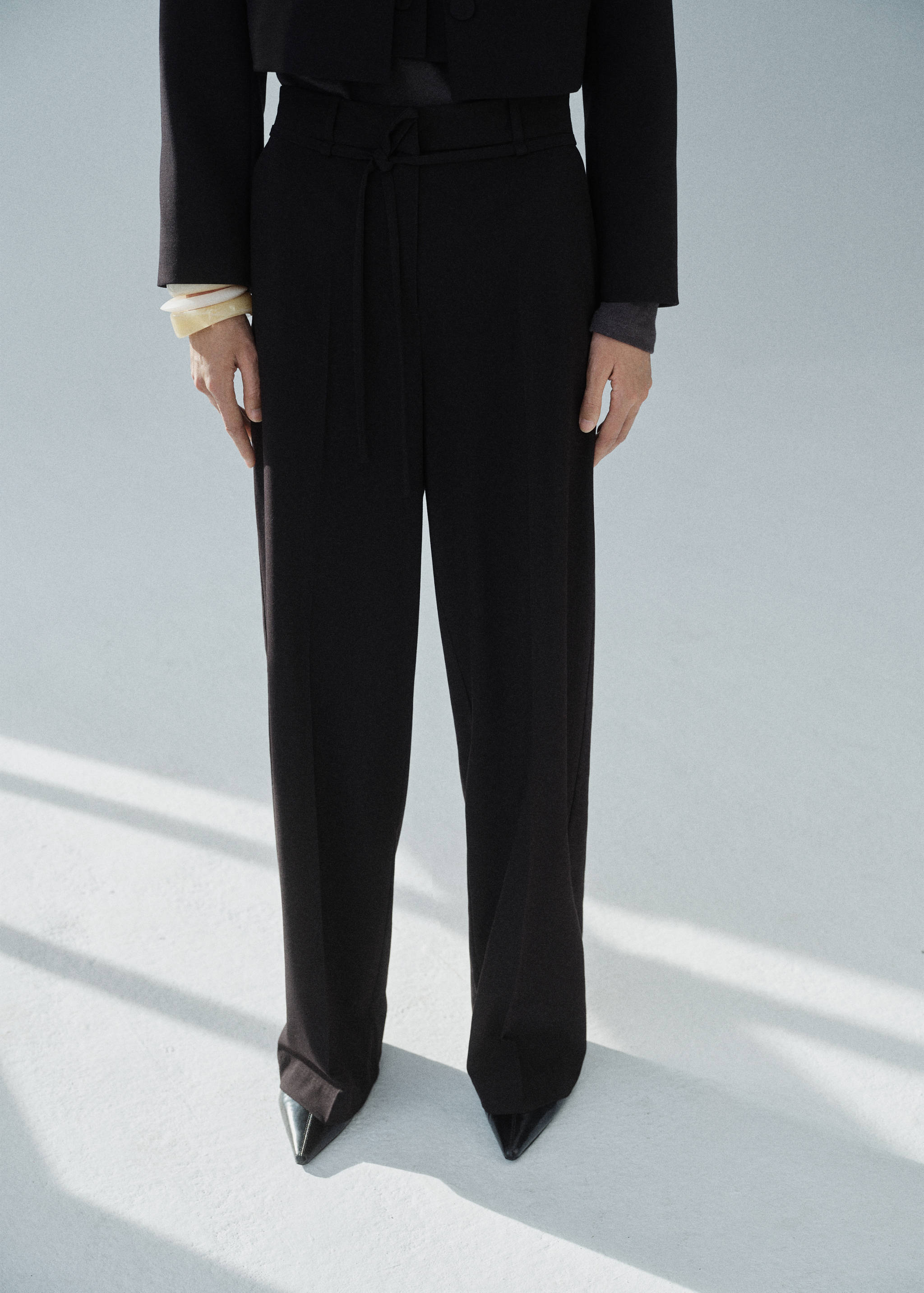 Rak kostymbyxa med rosett - Bild av mittparti