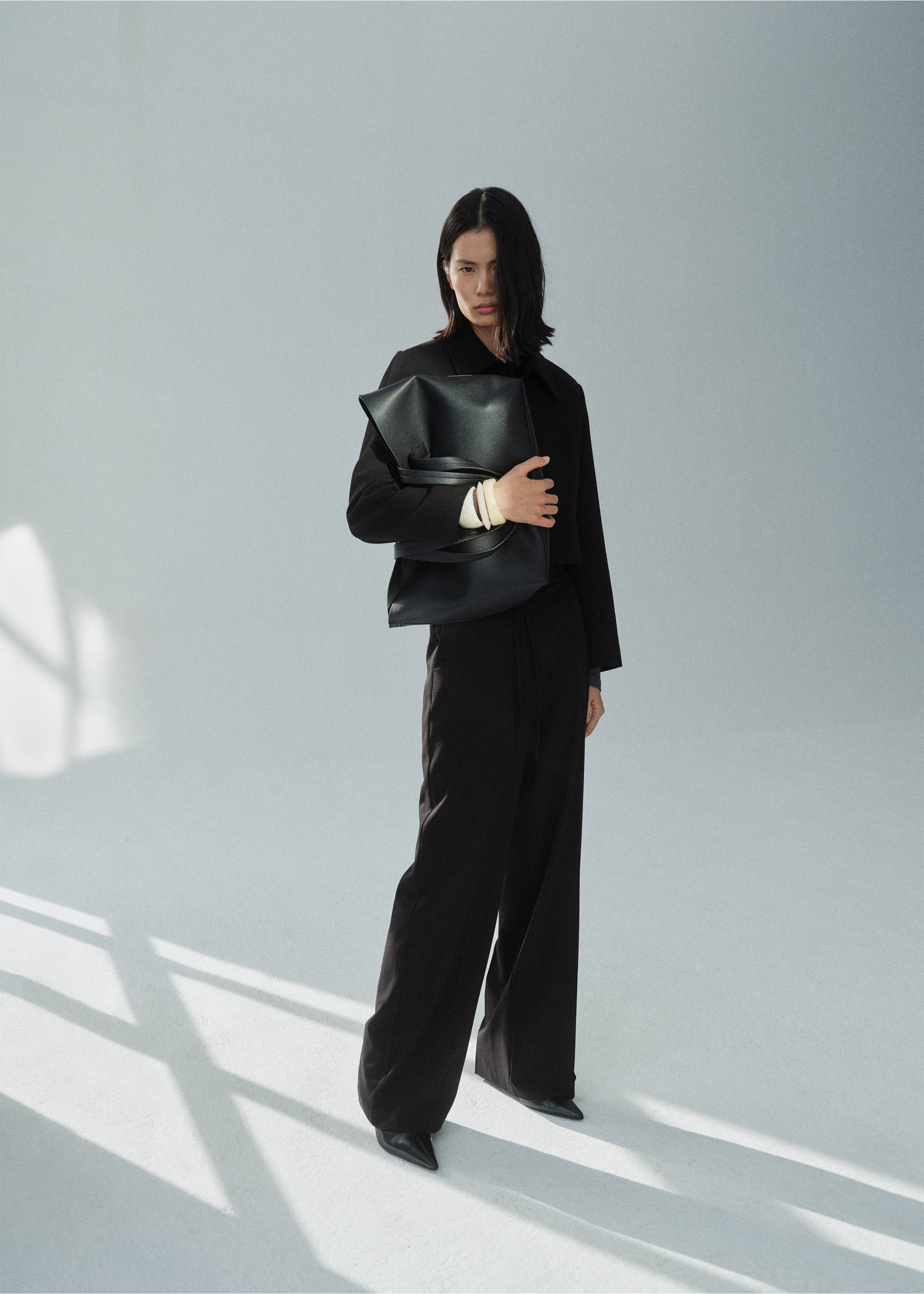 Straight suit trousers with bow - Details of the article 2, Black. Ref: 87034803-00.