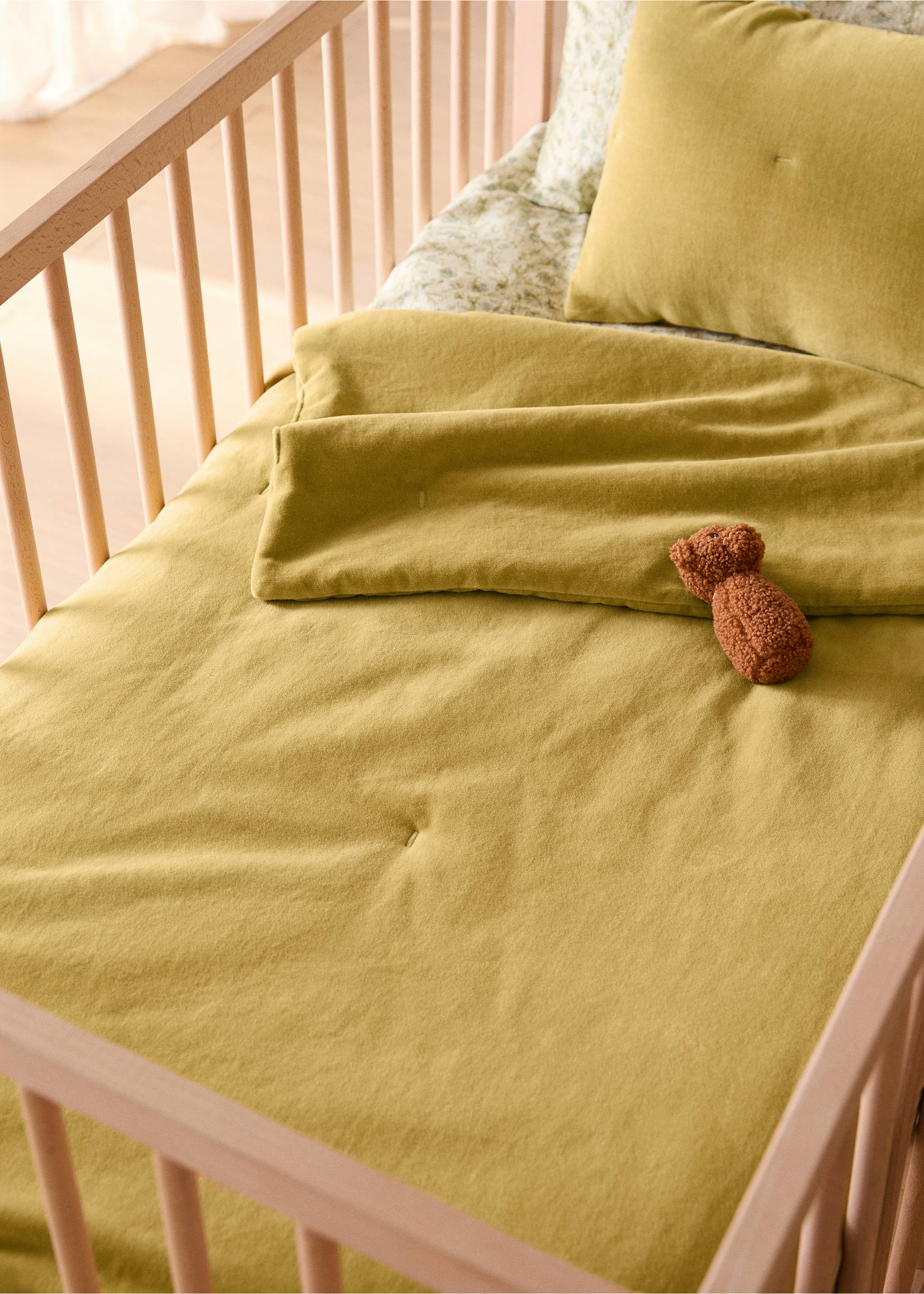 Garment-dyed velvet cotton bedspread for cot - General plane, Lime. Ref: 87035145-00.
