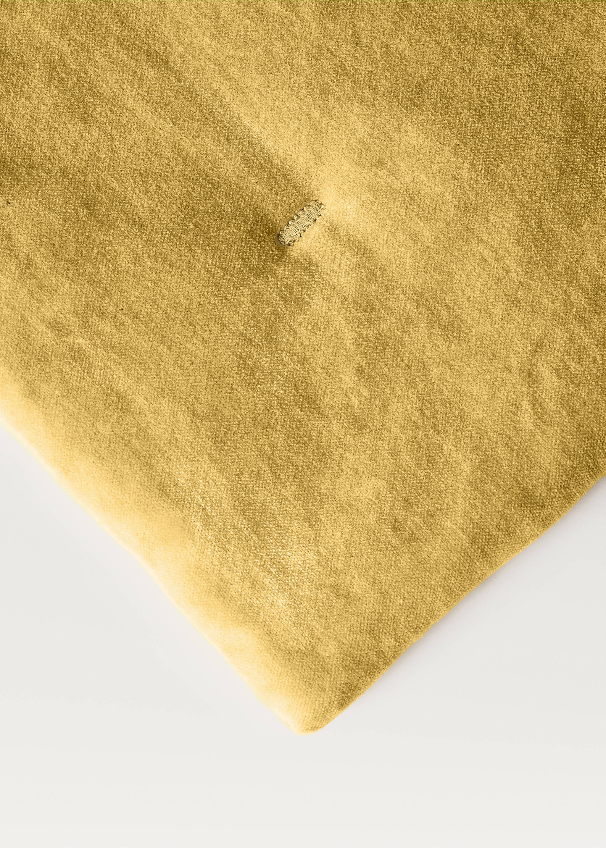 Garment-dyed velvet cotton bedspread for cot - Details of the article 1, Lime. Ref: 87035145-00.