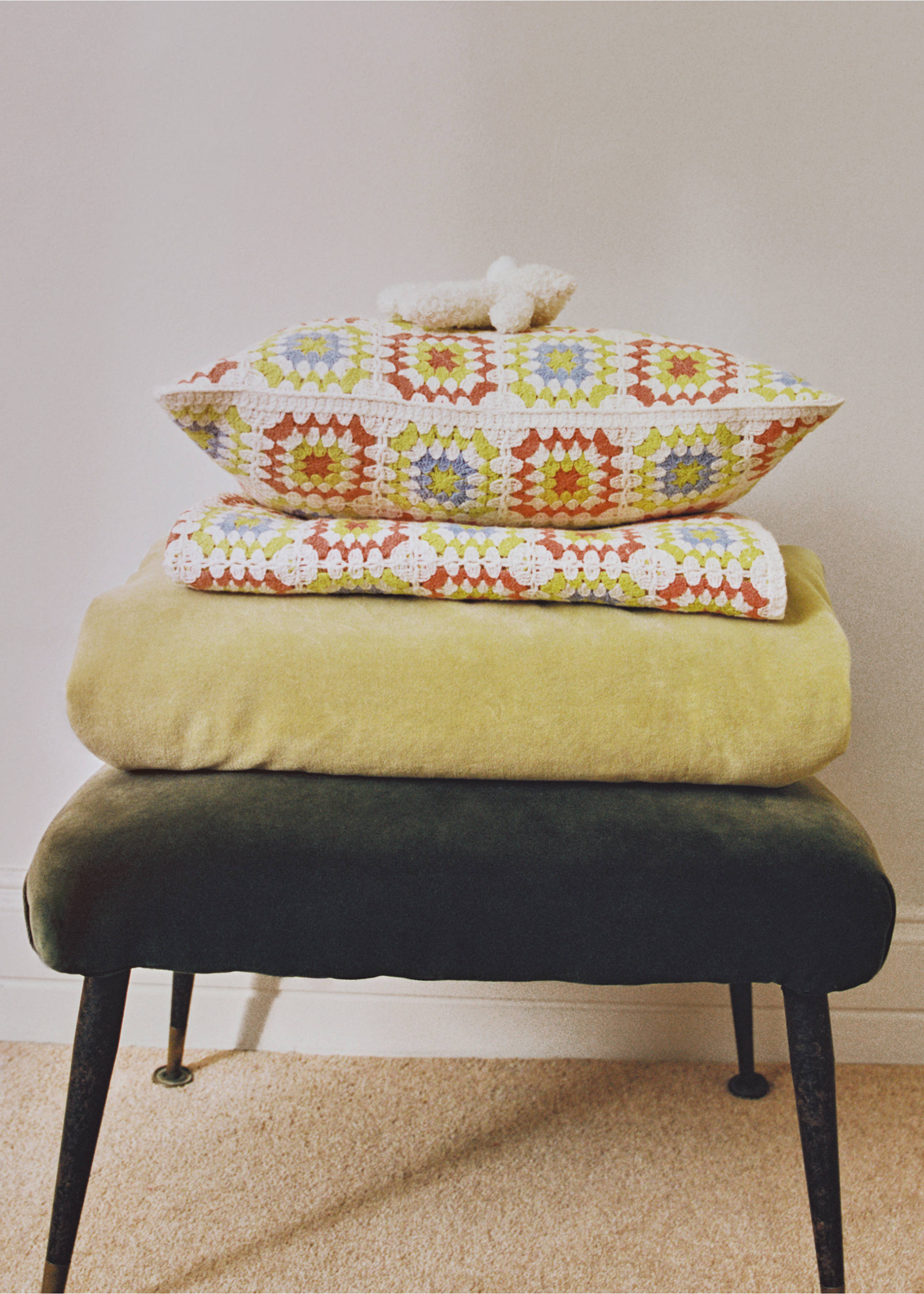 Garment-dyed velvet cotton bedspread for cot - Details of the article 6, Lime. Ref: 87035145-00.