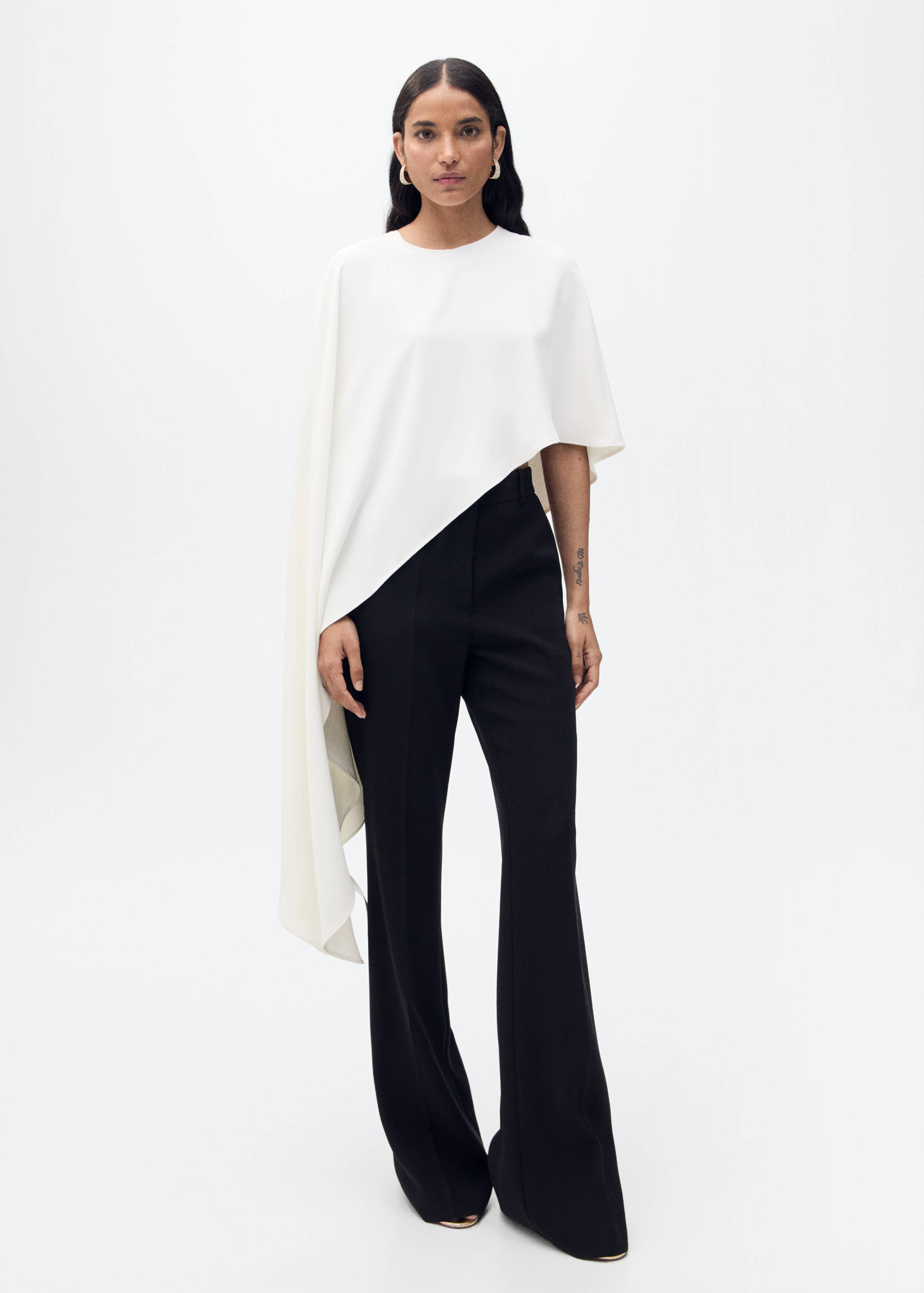 Asymmetrical round-neck cape - General plane