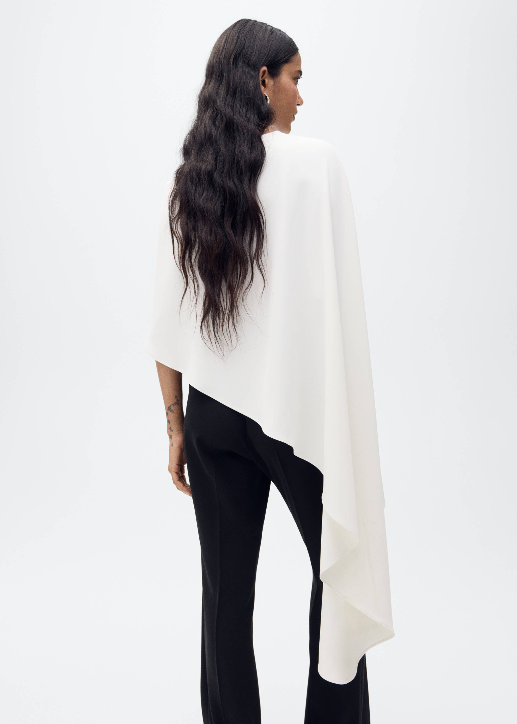 Asymmetrical round-neck cape - Reverse of the article
