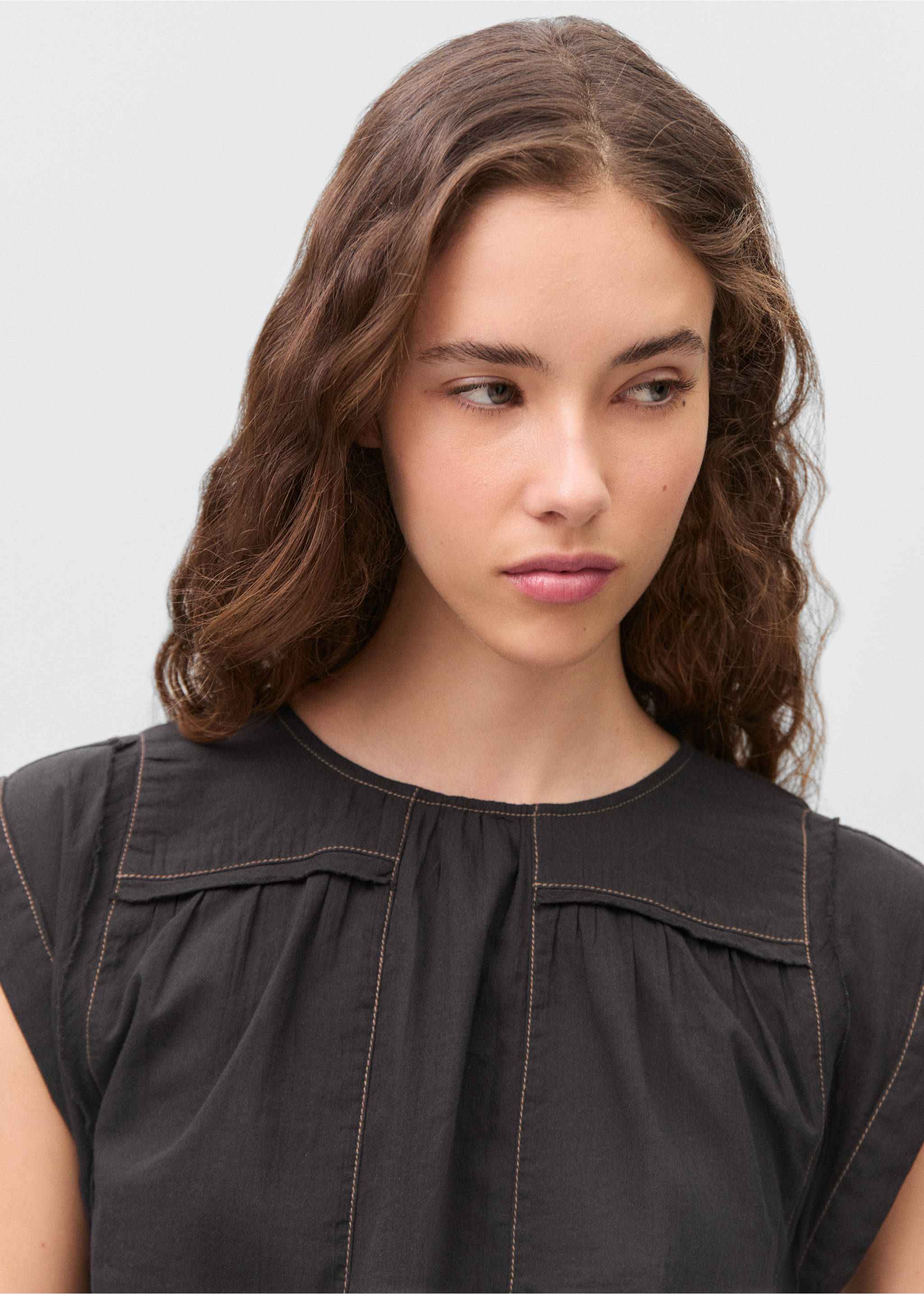 Blouse coutures décoratives - Détail de l'article 1, Noir. Ref: 87035727-00.