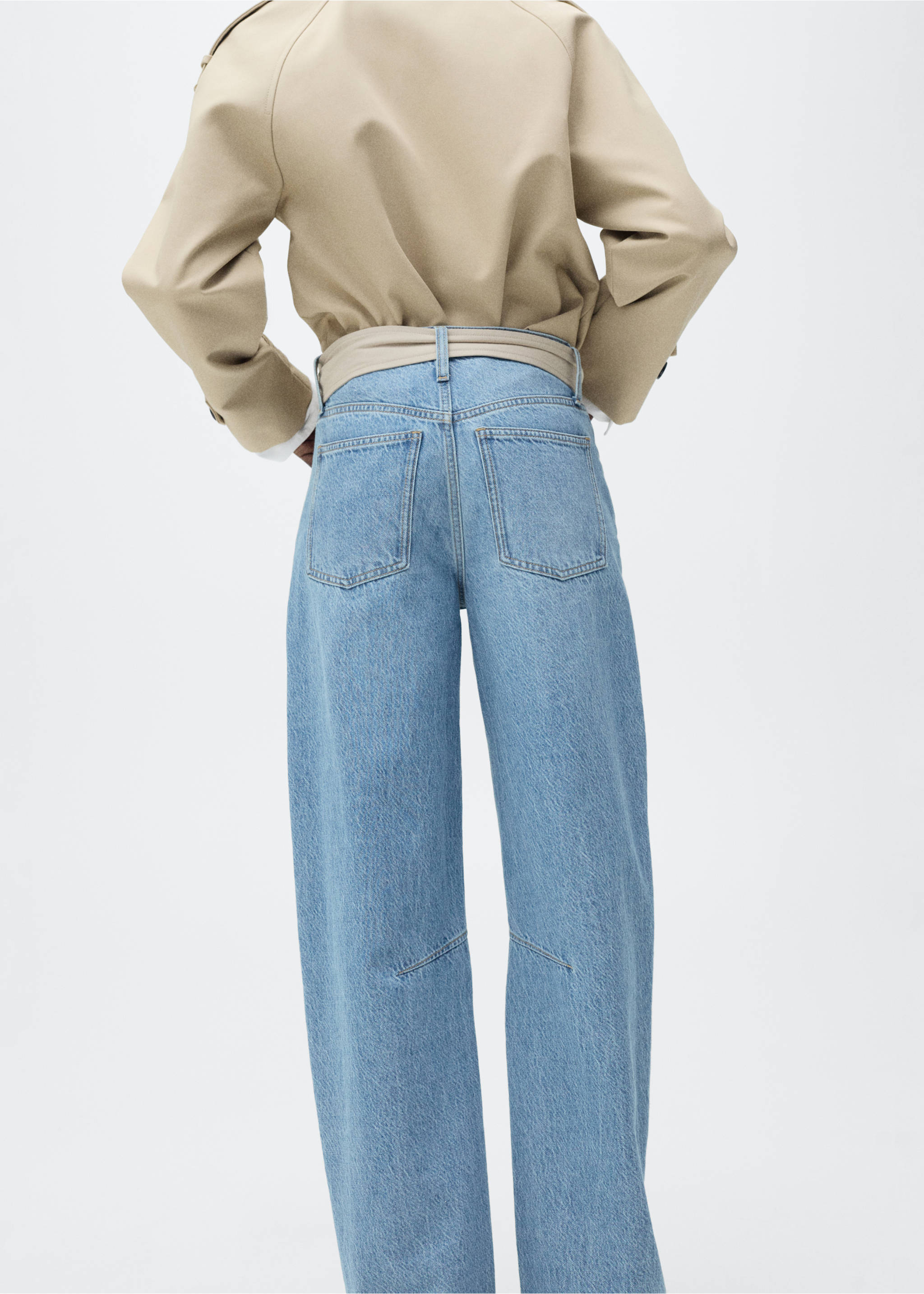 Jeans med ballongpassform och höd midja - Artikelns baksida, Mellanblå. Ref: 87035741-00.