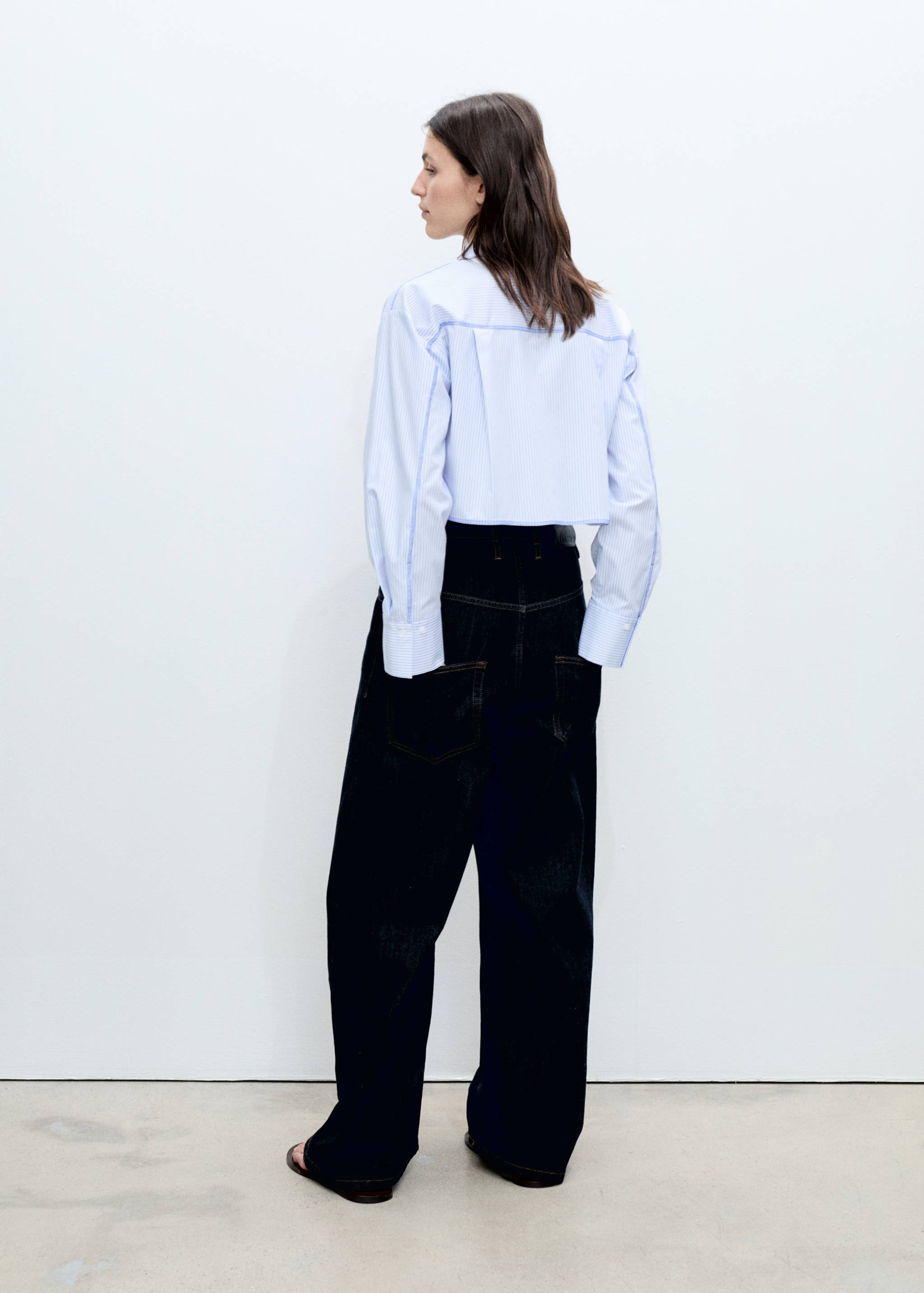 Chemise courte rayée avec détail de coutures - Verso de l’article