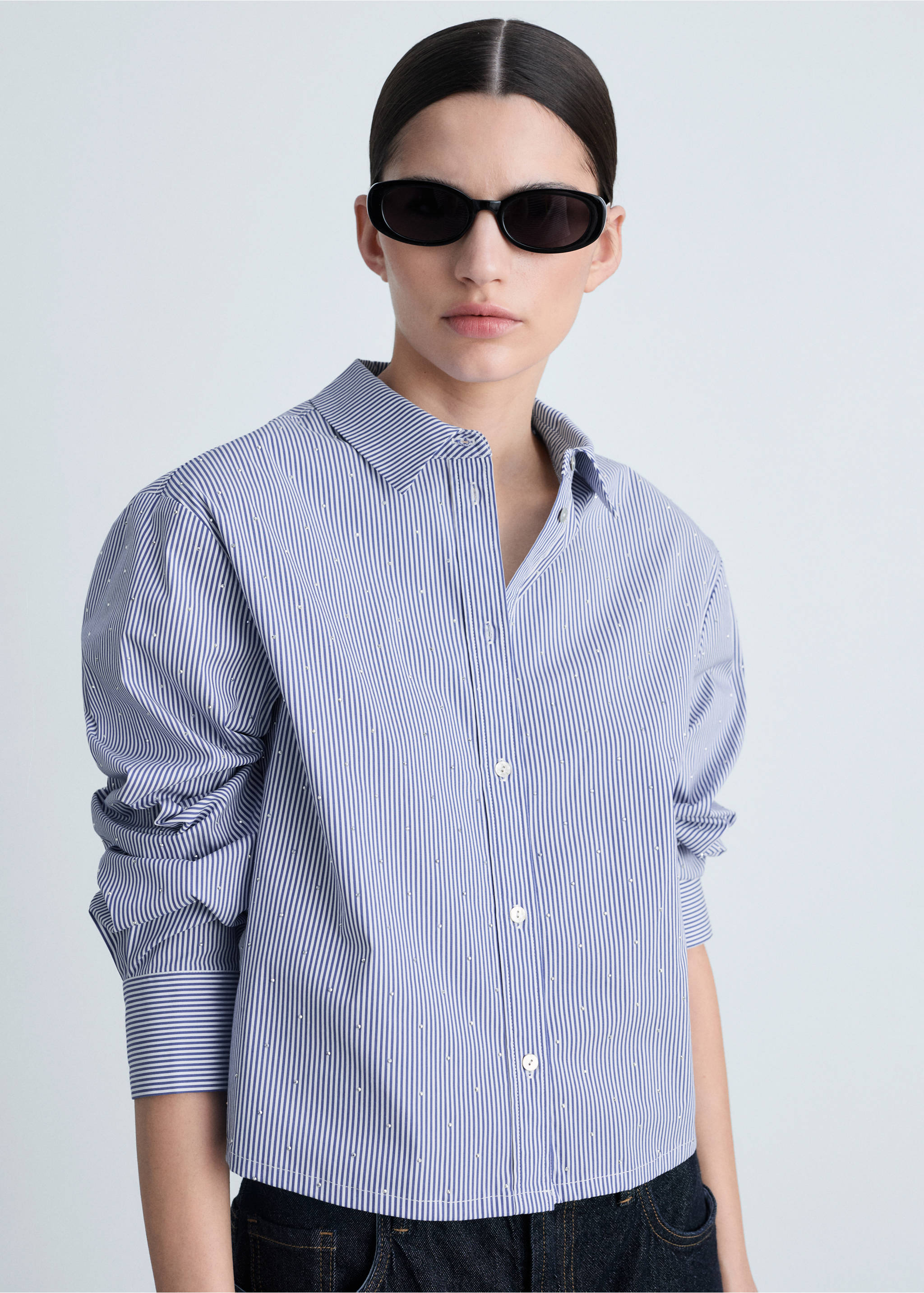 Chemise rayée avec détail strass - Plan moyen, Bleu ciel. Ref: 87035748-00.