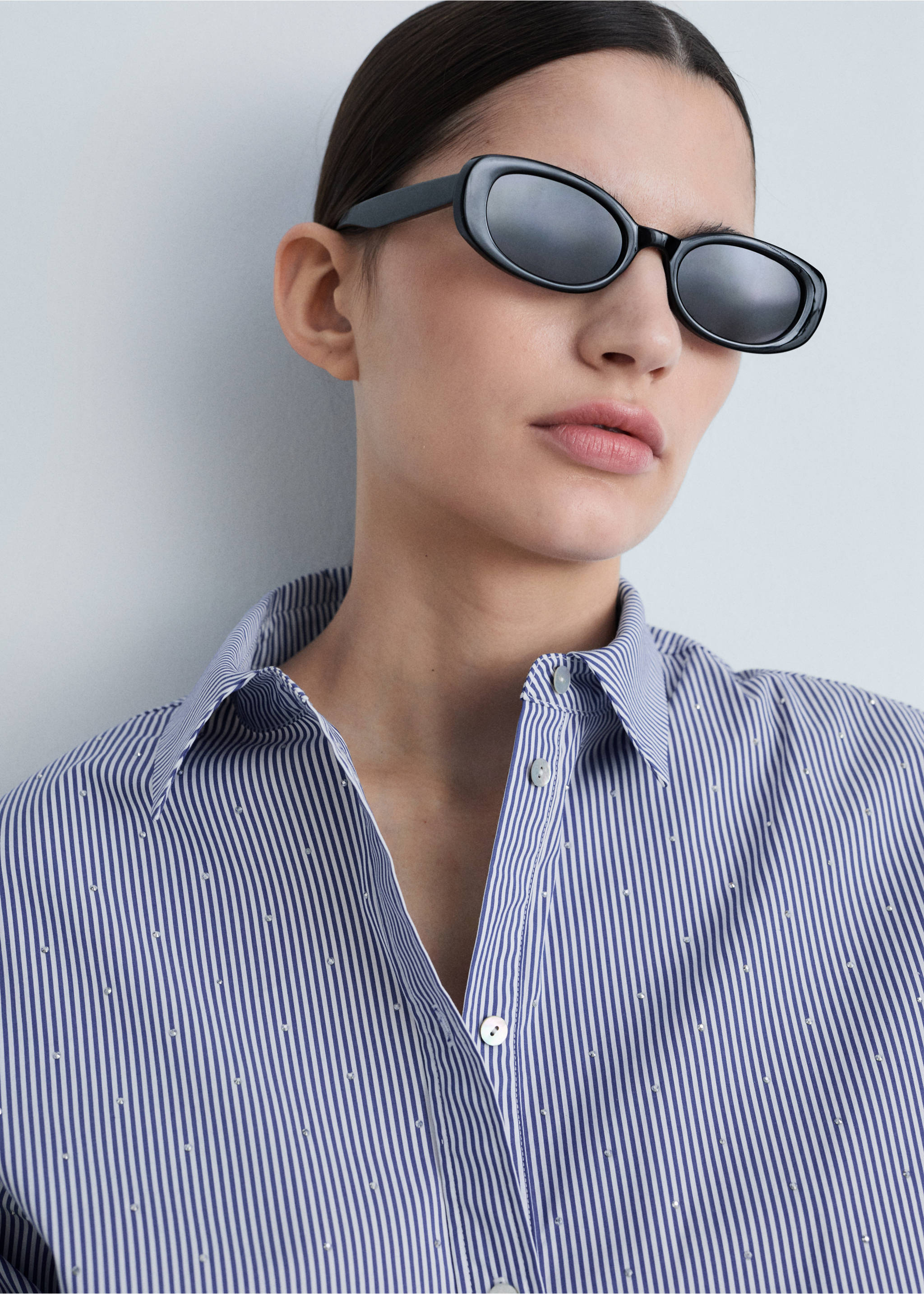 Chemise rayée avec détail strass - Détail de l'article 6, Bleu ciel. Ref: 87035748-00.