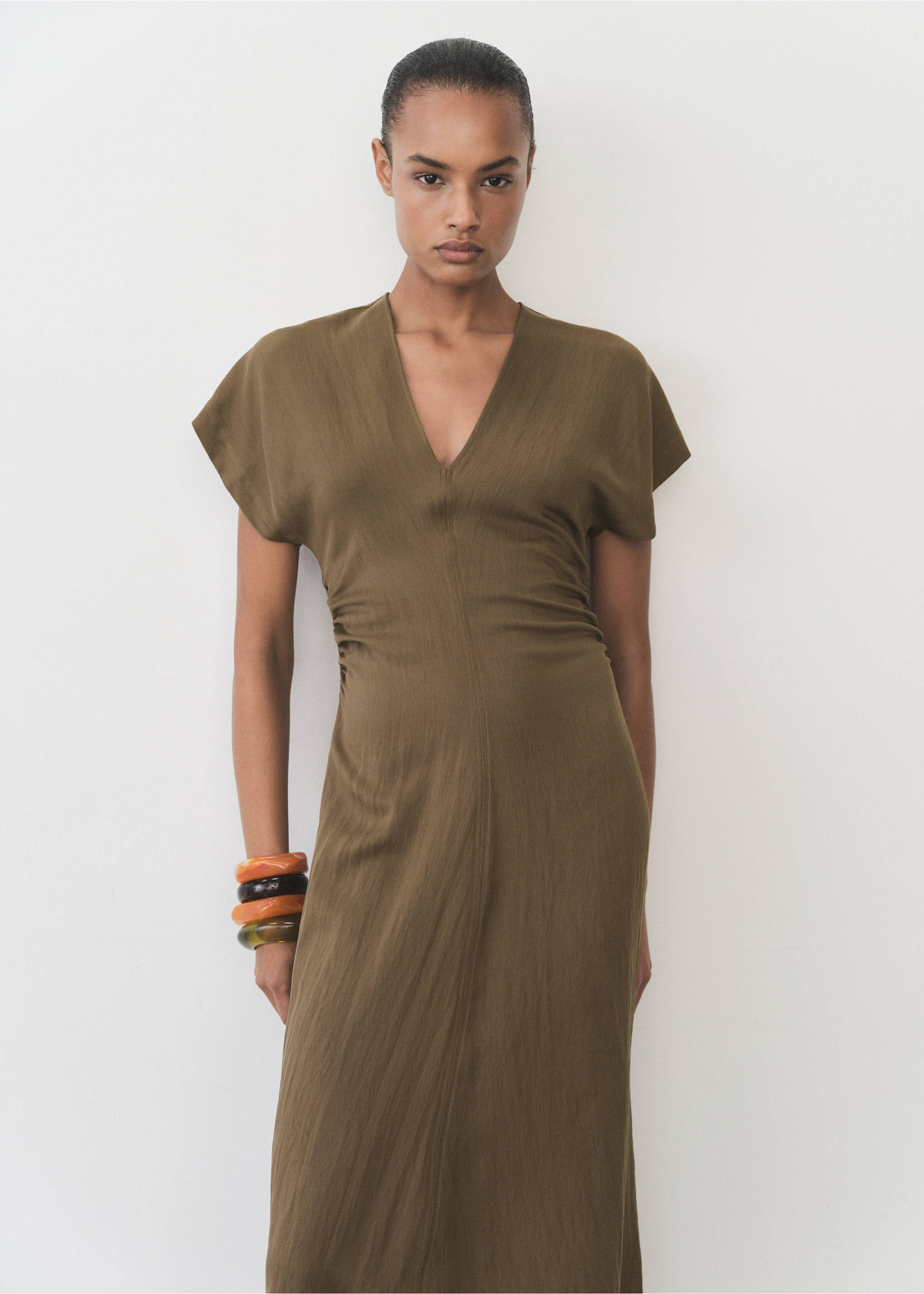 Robe en lyocell mélangé avec détails drapés - Plan moyen, Marron moyen. Ref: 87035753-00.