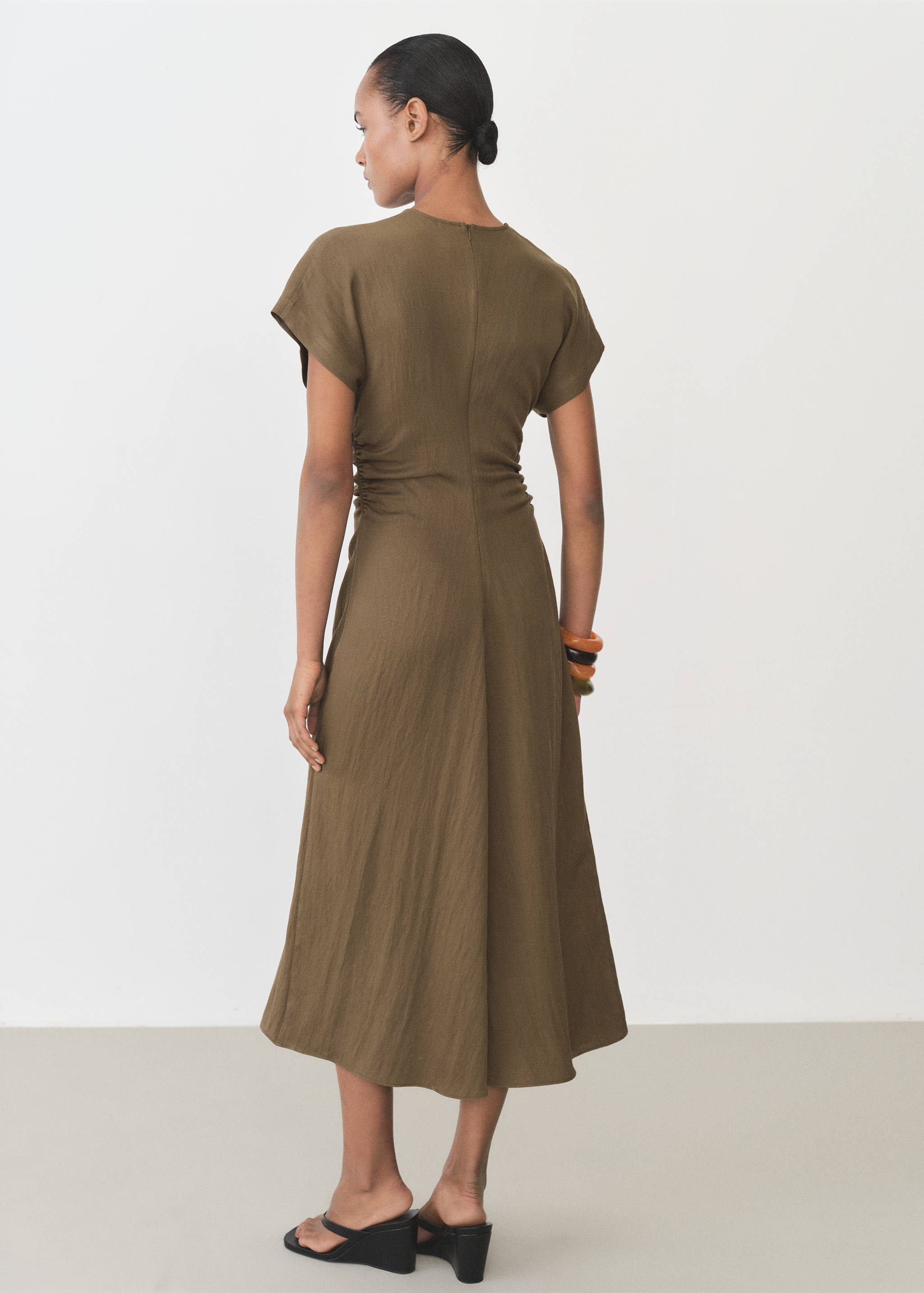 Robe en lyocell mélangé avec détails drapés - Verso de l’article