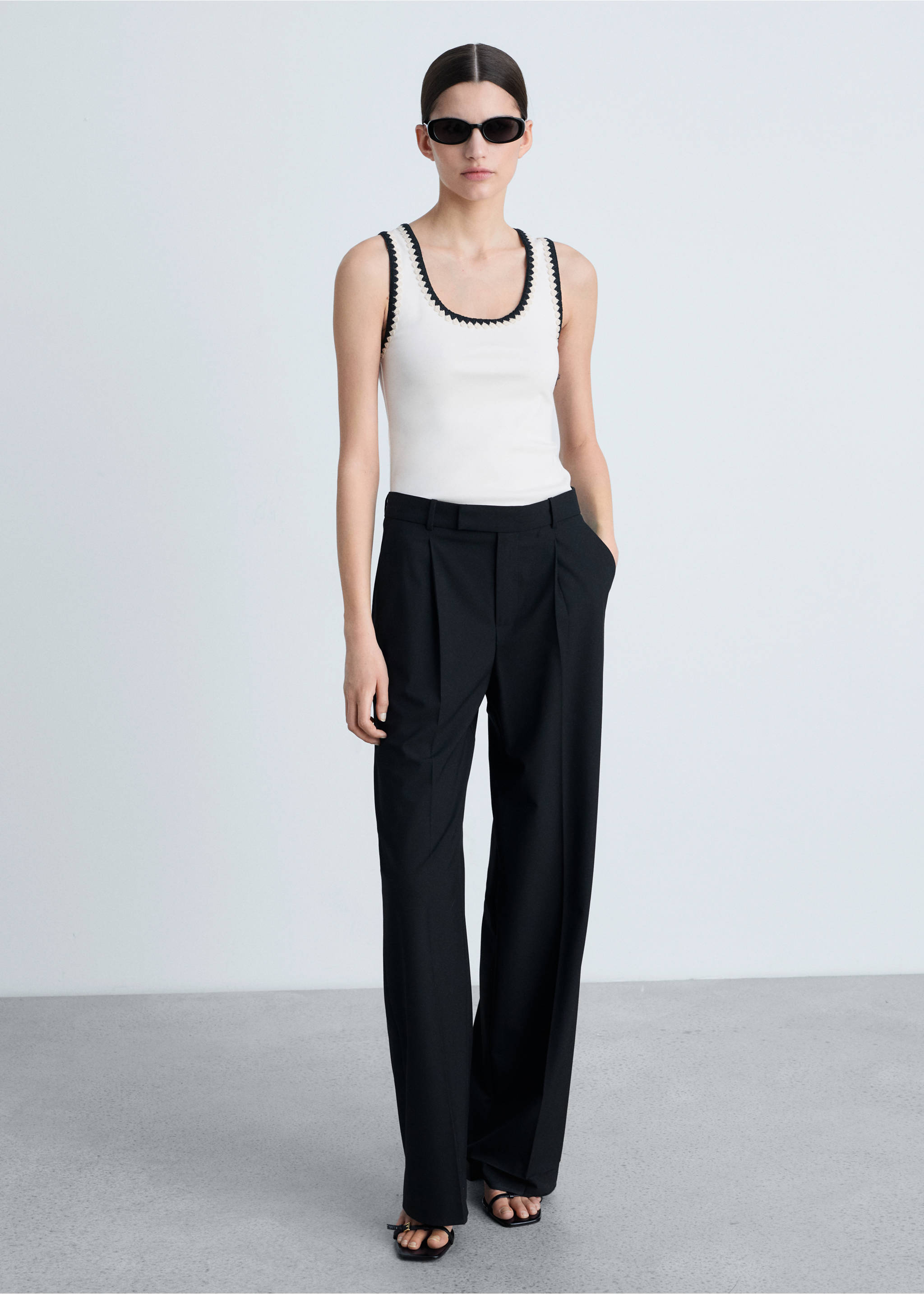 Low-cut top with contrasting trim - General plane, White. Ref: 87035755-00.