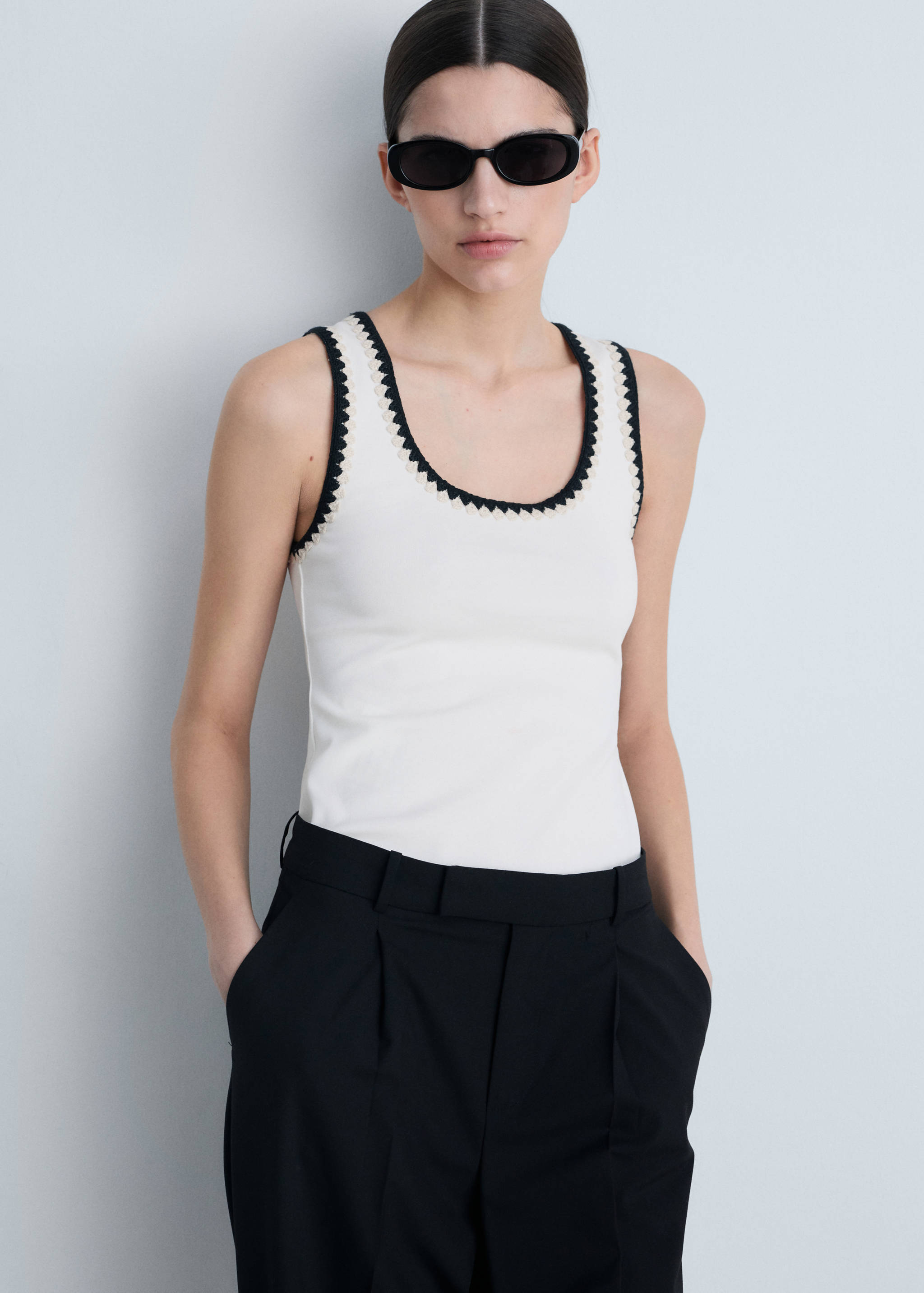 Low-cut top with contrasting trim - Medium plane