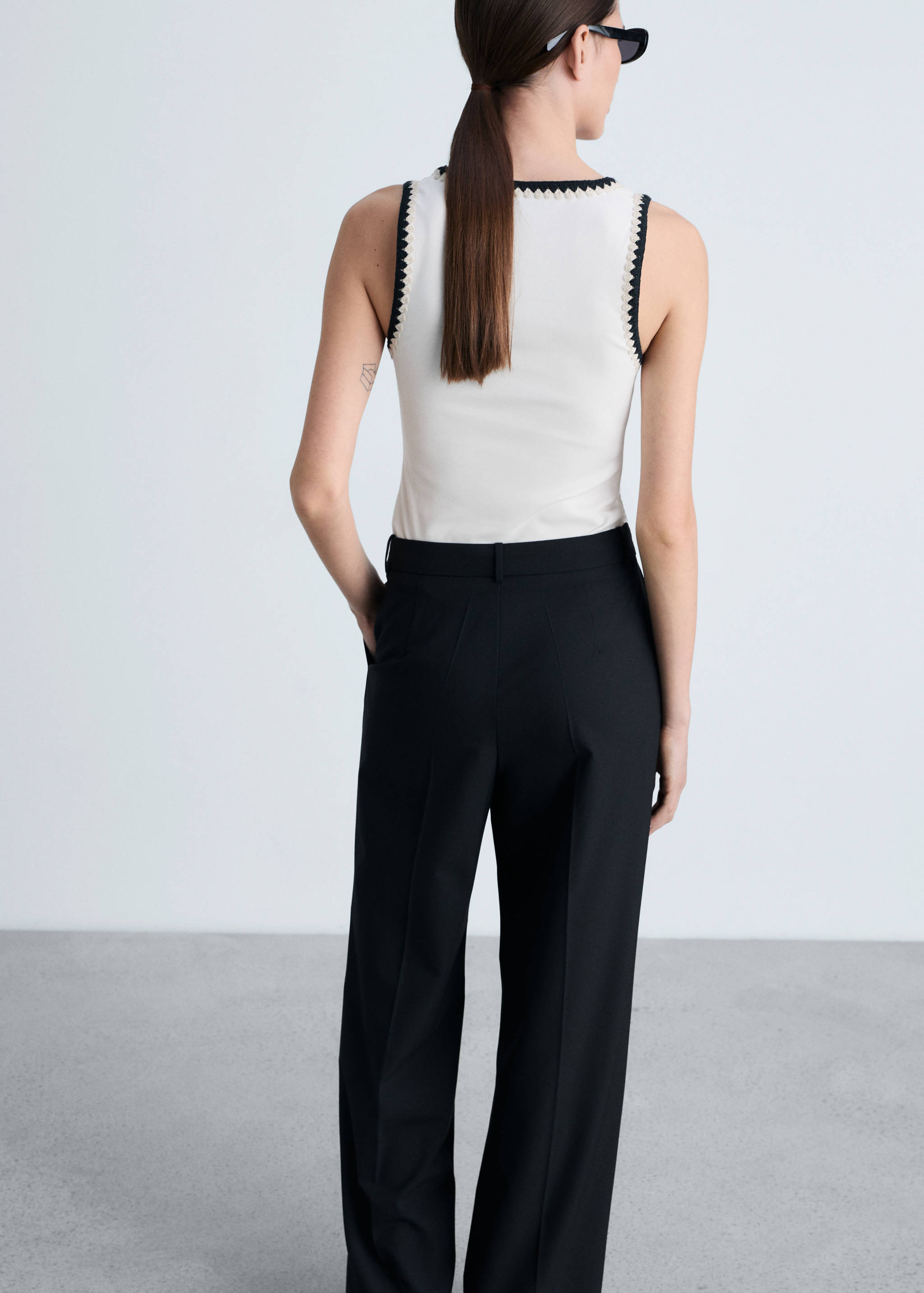 Low-cut top with contrasting trim - Reverse of the article