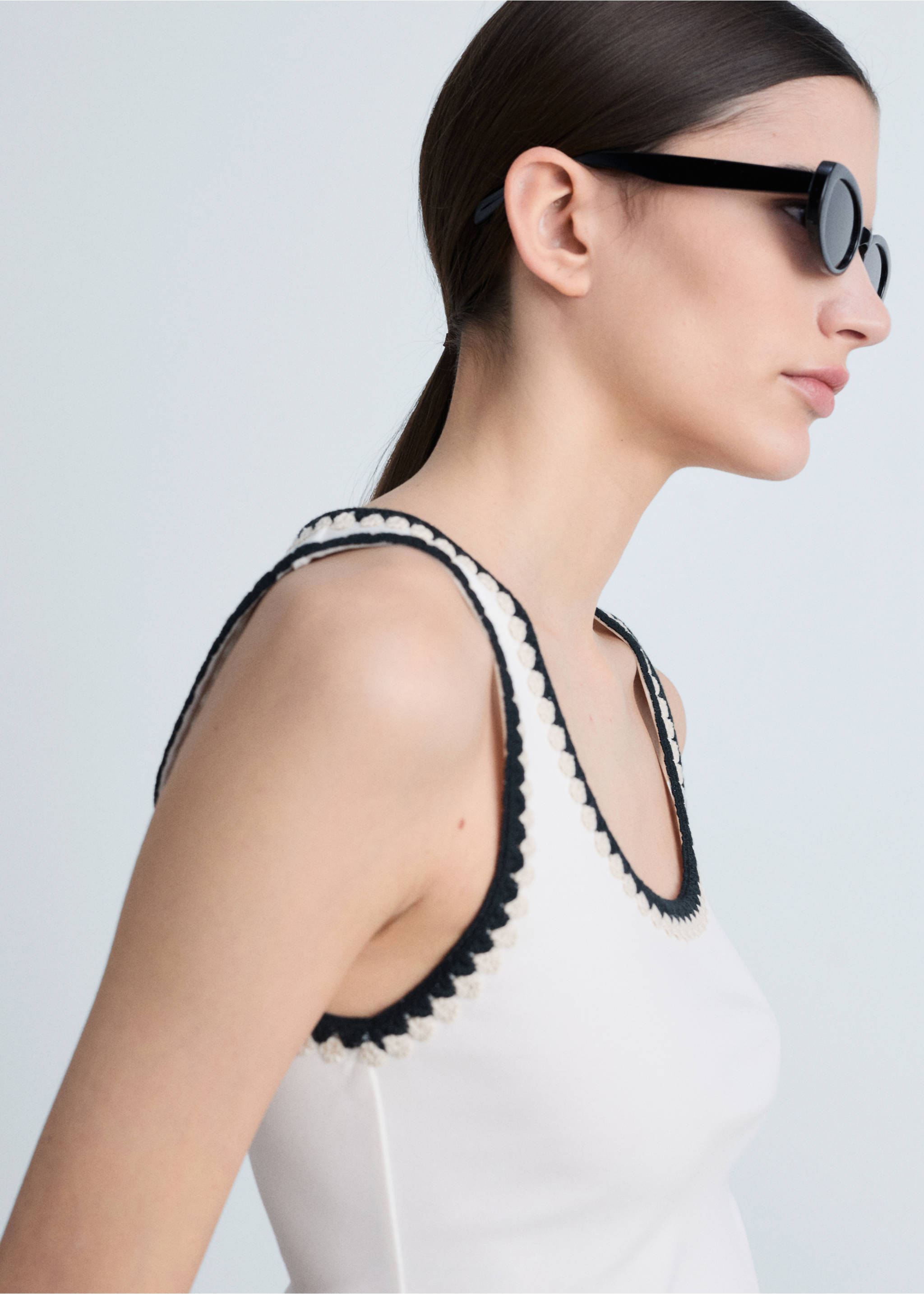 Low-cut top with contrasting trim - Details of the article 1, White. Ref: 87035755-00.