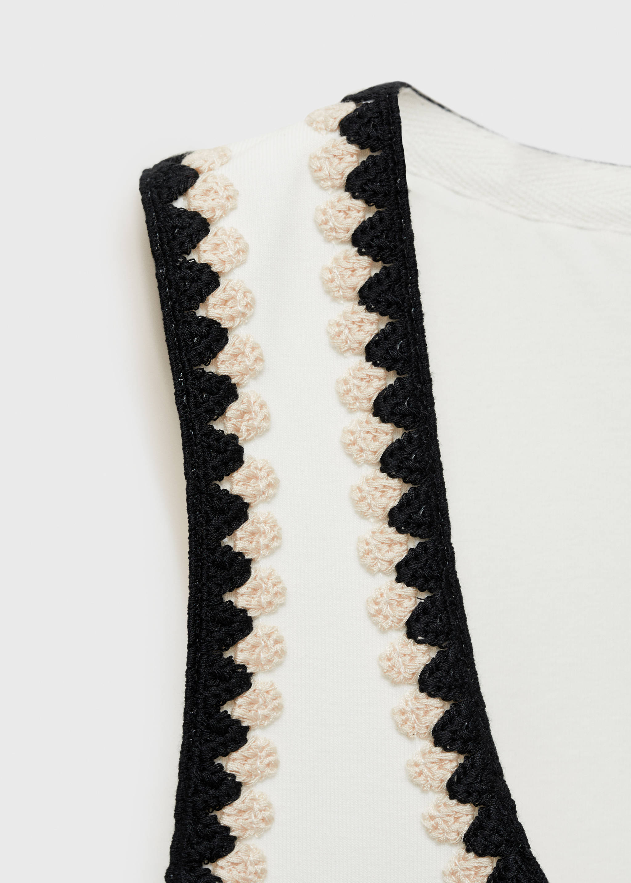 Low-cut top with contrasting trim - Details of the article 8
