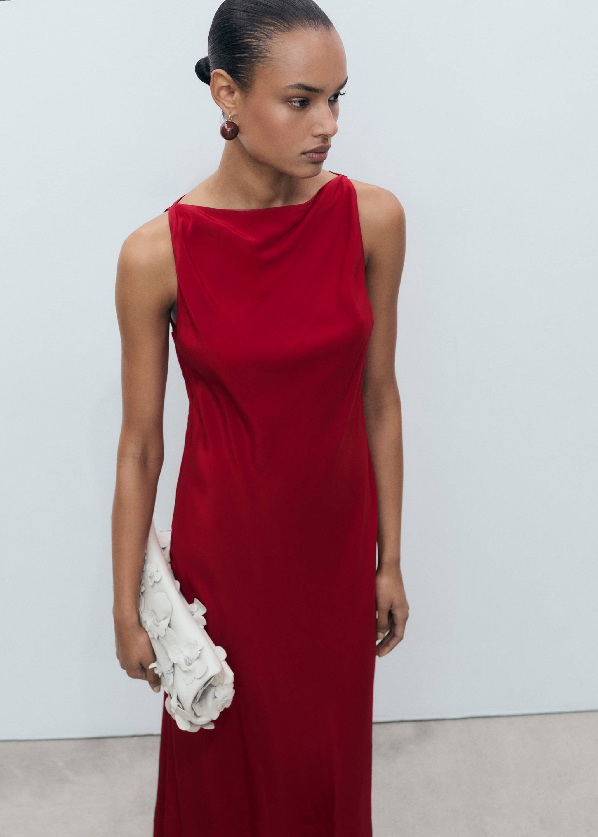 Robe midi satinée - Plan moyen