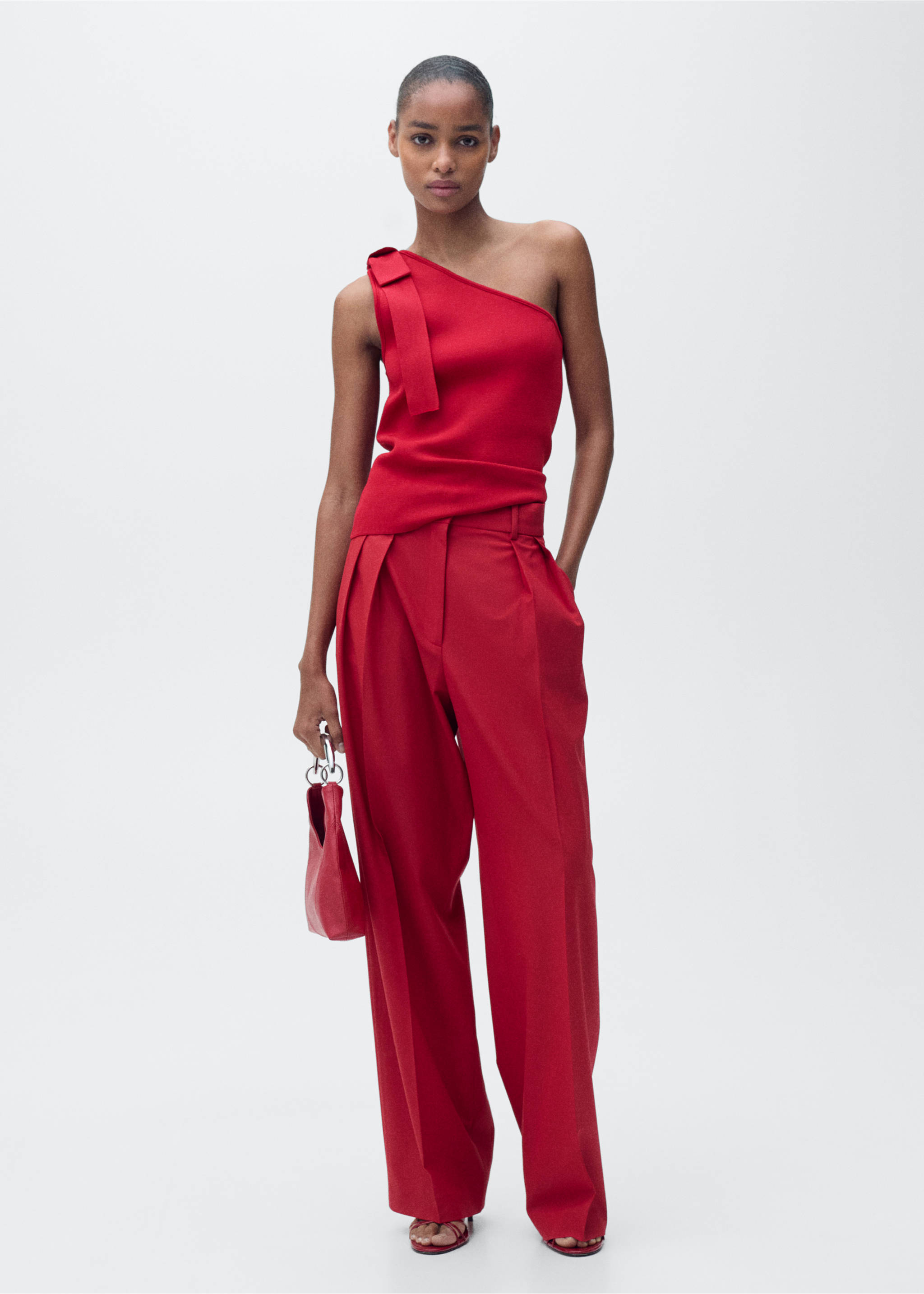 Asymmetrical knitted top with bow - General plane, Red. Ref: 87035764-00.