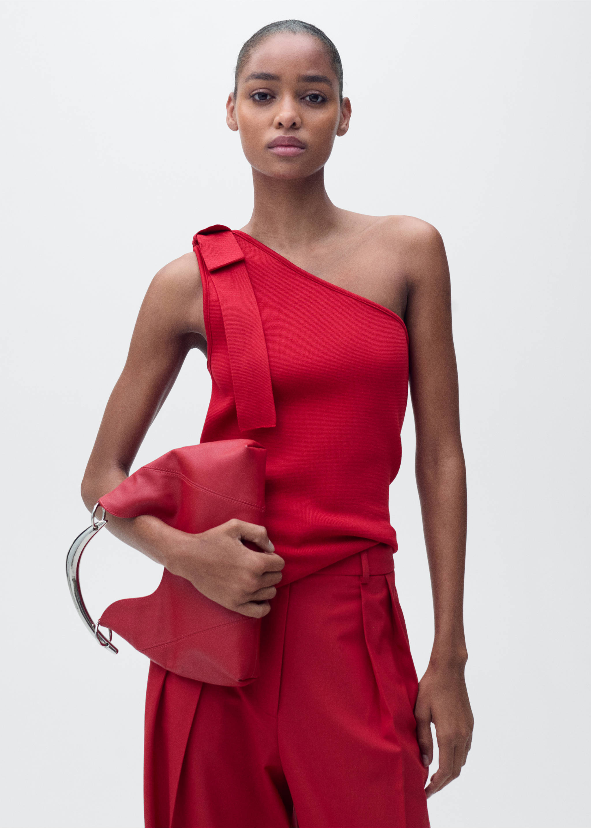 Asymmetrical knitted top with bow - Medium plane, Red. Ref: 87035764-00.