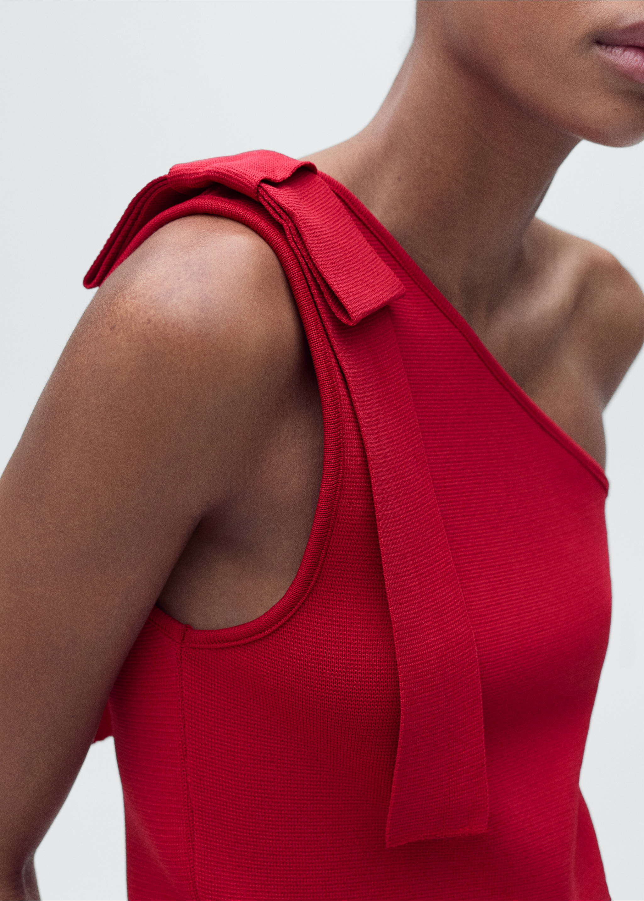 Asymmetrical knitted top with bow - Details of the article 1, Red. Ref: 87035764-00.