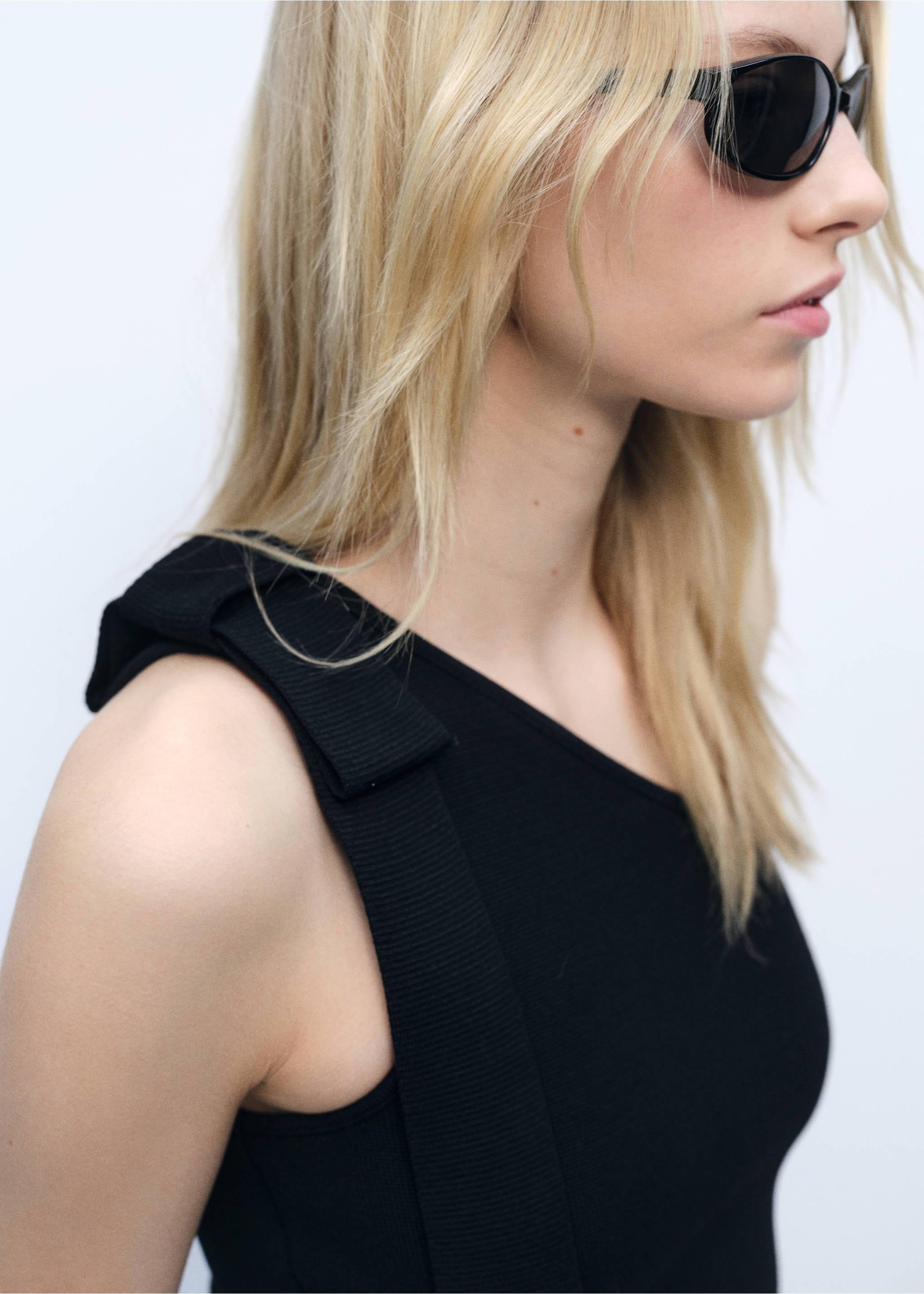 Asymmetrisk stickad topp med rosett - Detaljer om artikeln 1, Svart. Ref: 87035764-00.