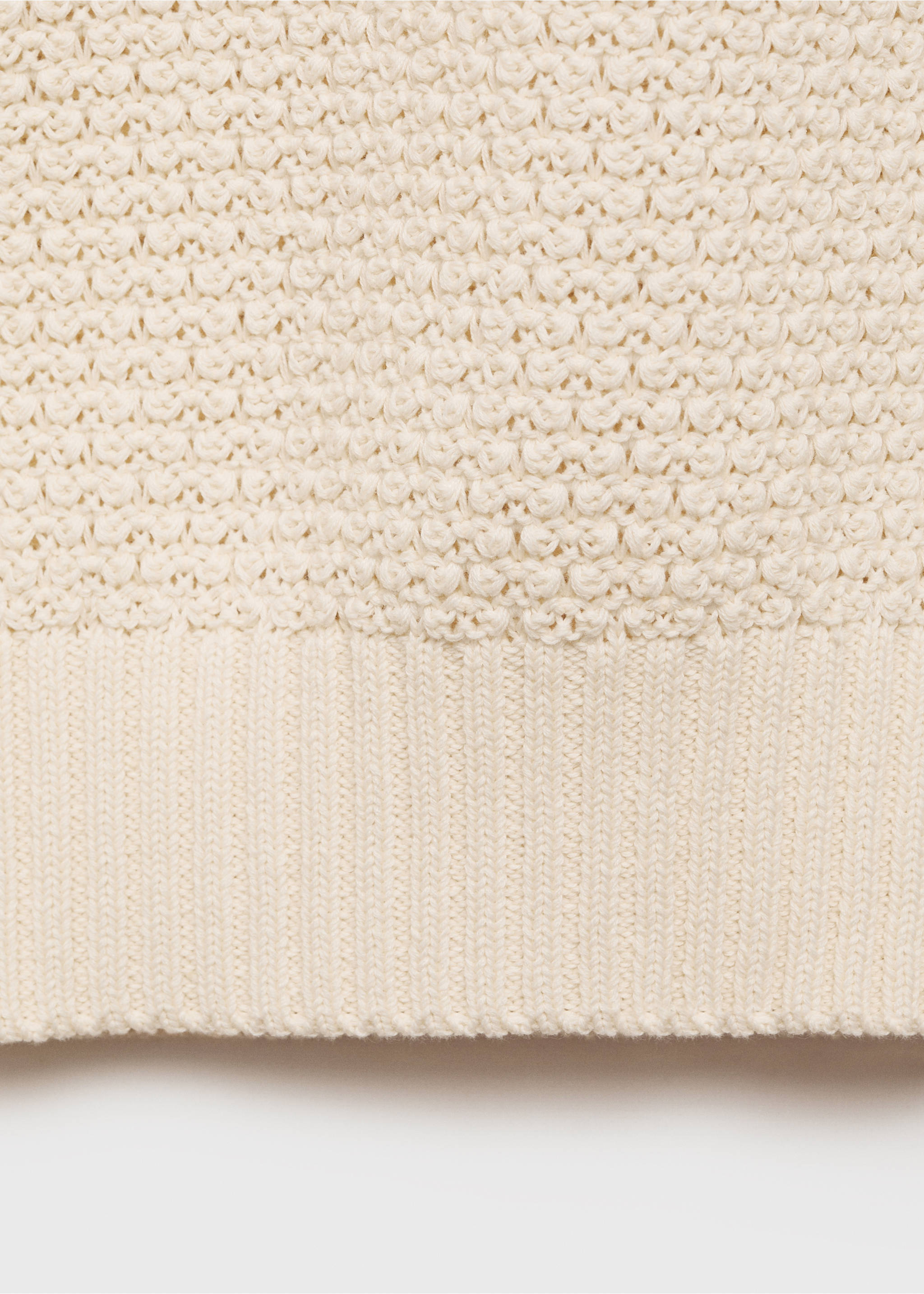 Strick-Poloshirt aus Baumwolle mit Lochmuster - Detail des Artikels 0, Elfenbeinweiß. Ref: 87035936-00.