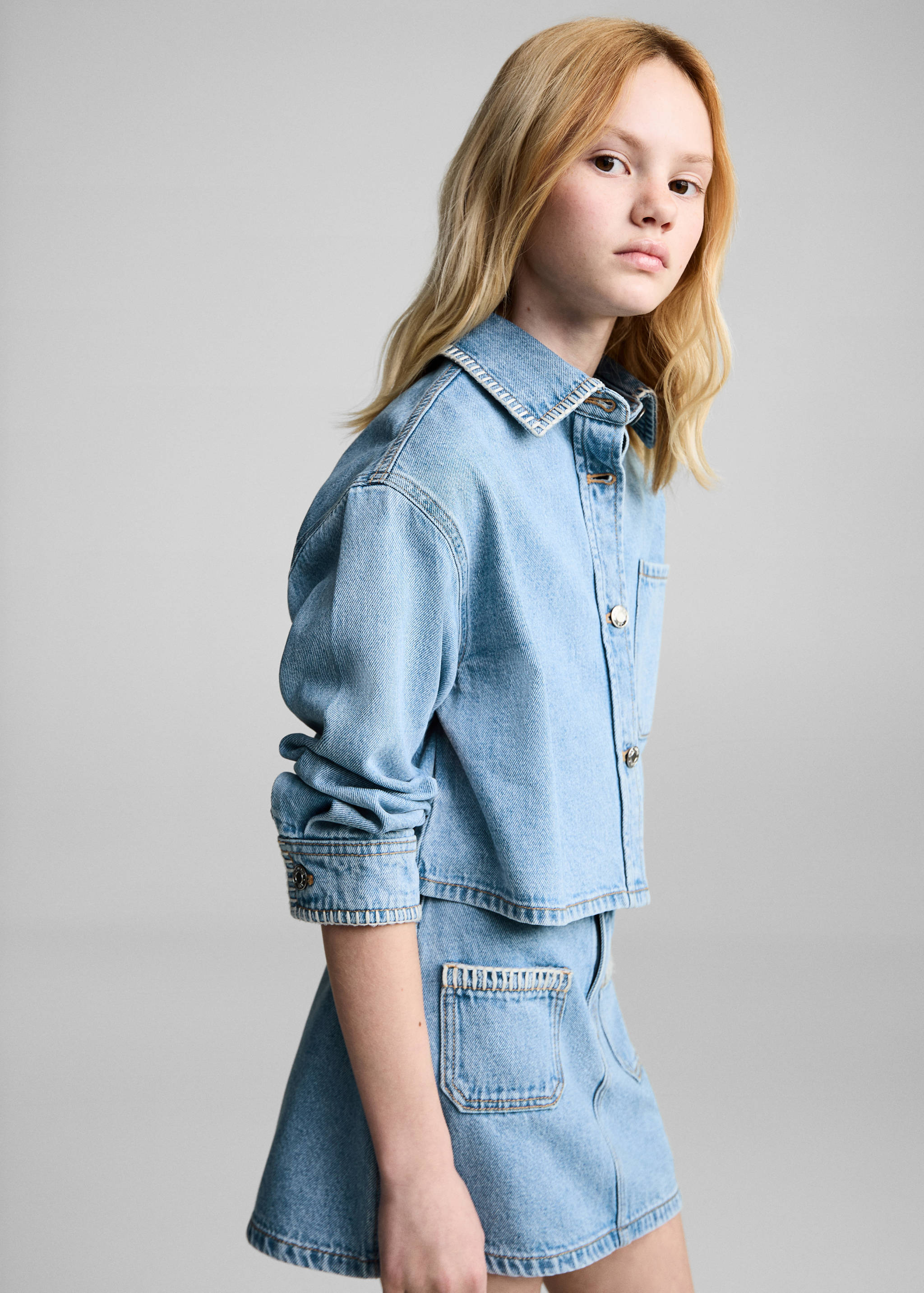 Jeansjacke in Cropped-Länge - Mittlere Ansicht