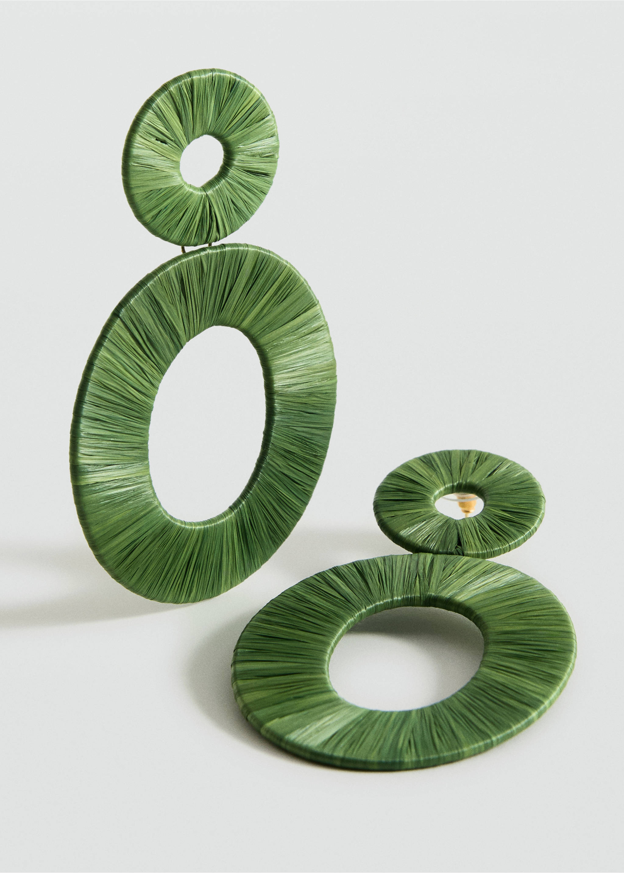 Naturfaser-Ohrringe mit rundem Design - Mittlere Ansicht, Pastellgrün. Ref: 87035955-00.