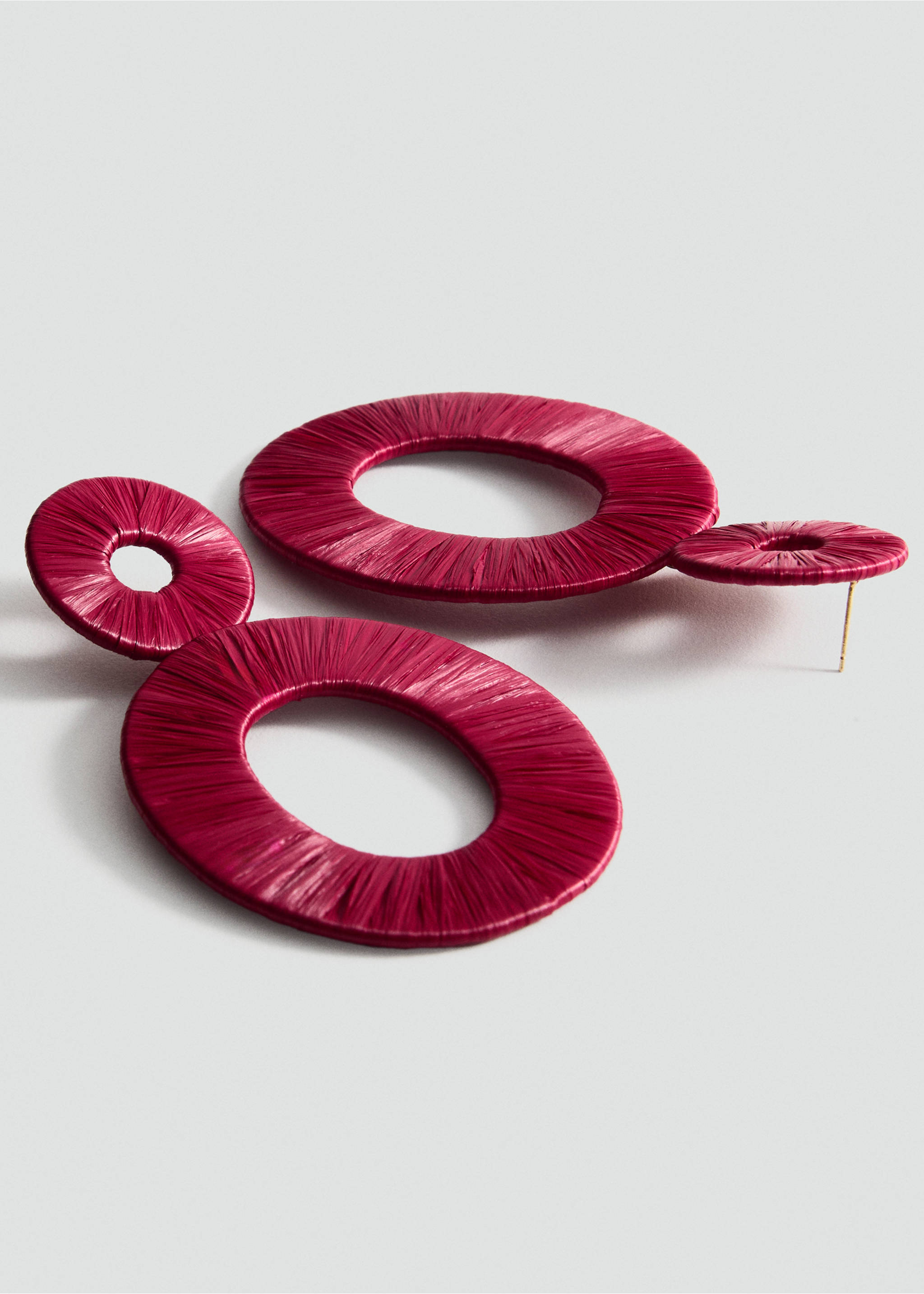 Σκουλαρίκια με κυκλικό σχέδιο από φυσική ίνα - Μεσαίο πλάνο, Κόκκινο. Ref: 87035955-00.