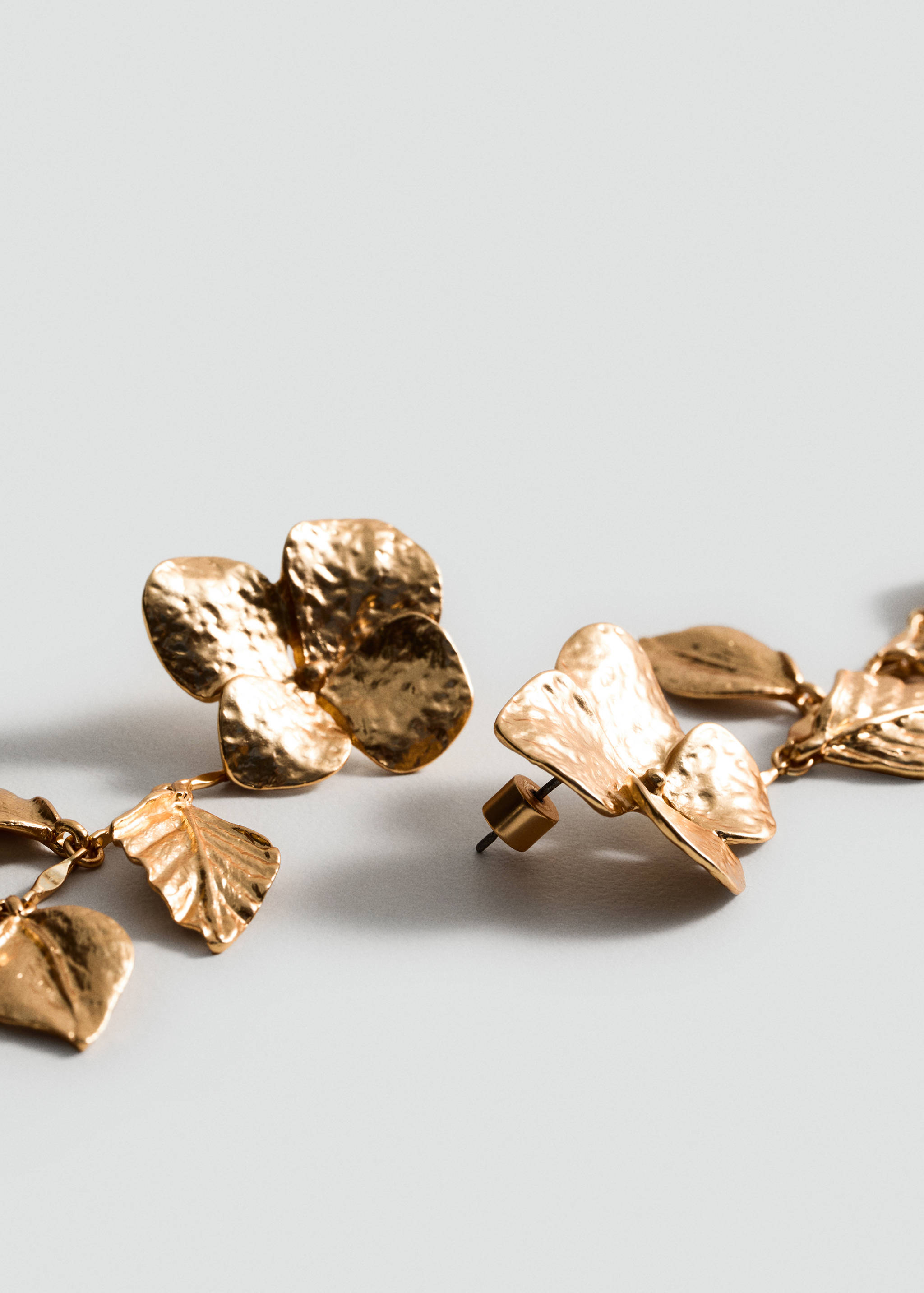Metallic-flower hanging earrings - Medium plane