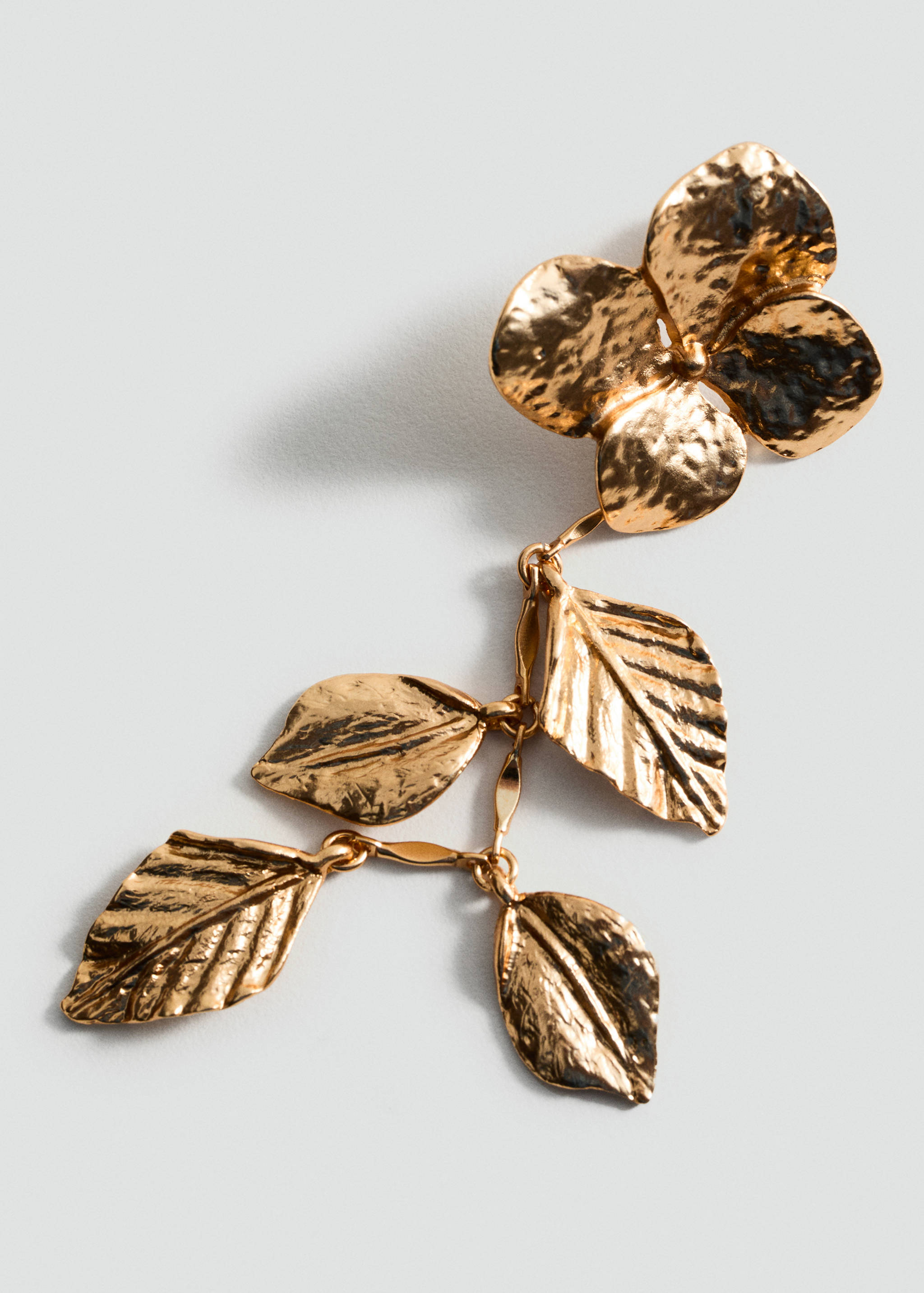 Metallic-flower hanging earrings - Details of the article 1