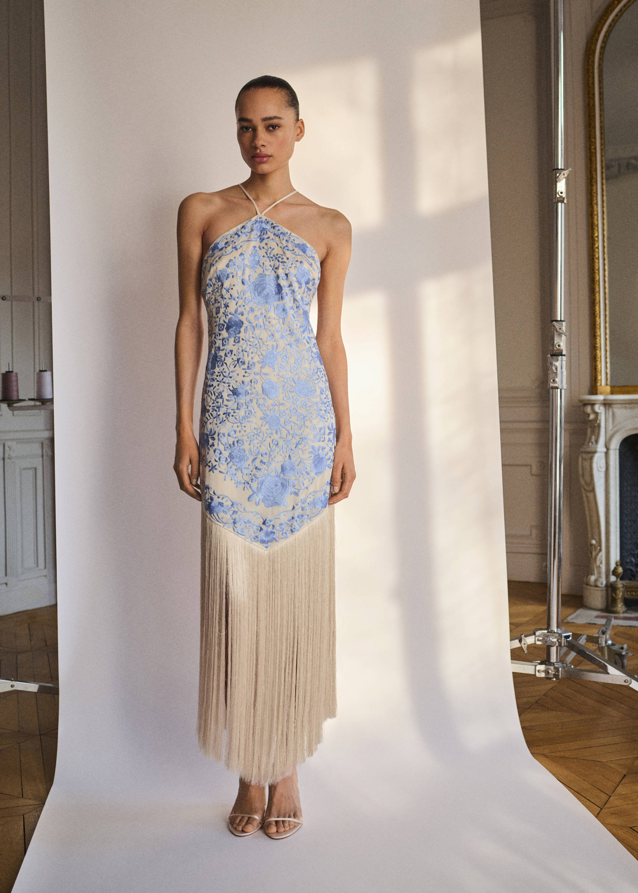Vestito ricamato con fiori e dettagli con frange - Piano generale